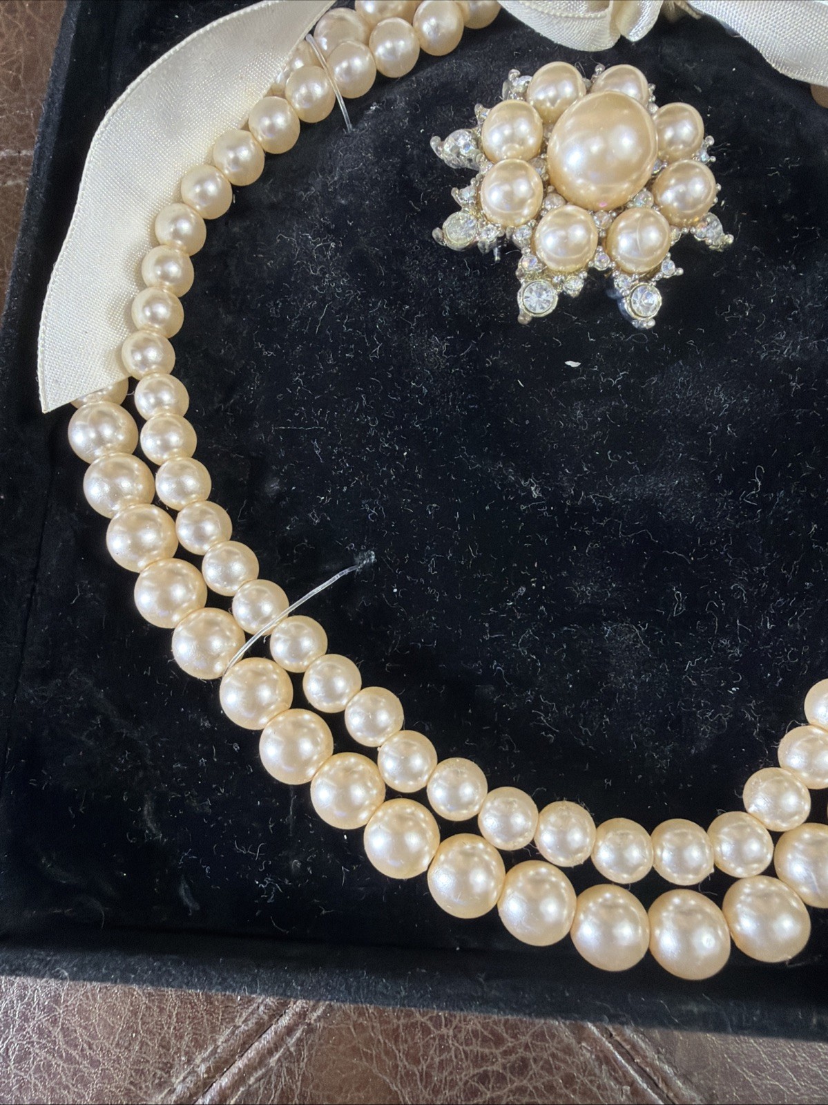 Women’s Imitation Faux Pearl Rhinestone Necklace Ribbon Brooch White Vtg *Read*