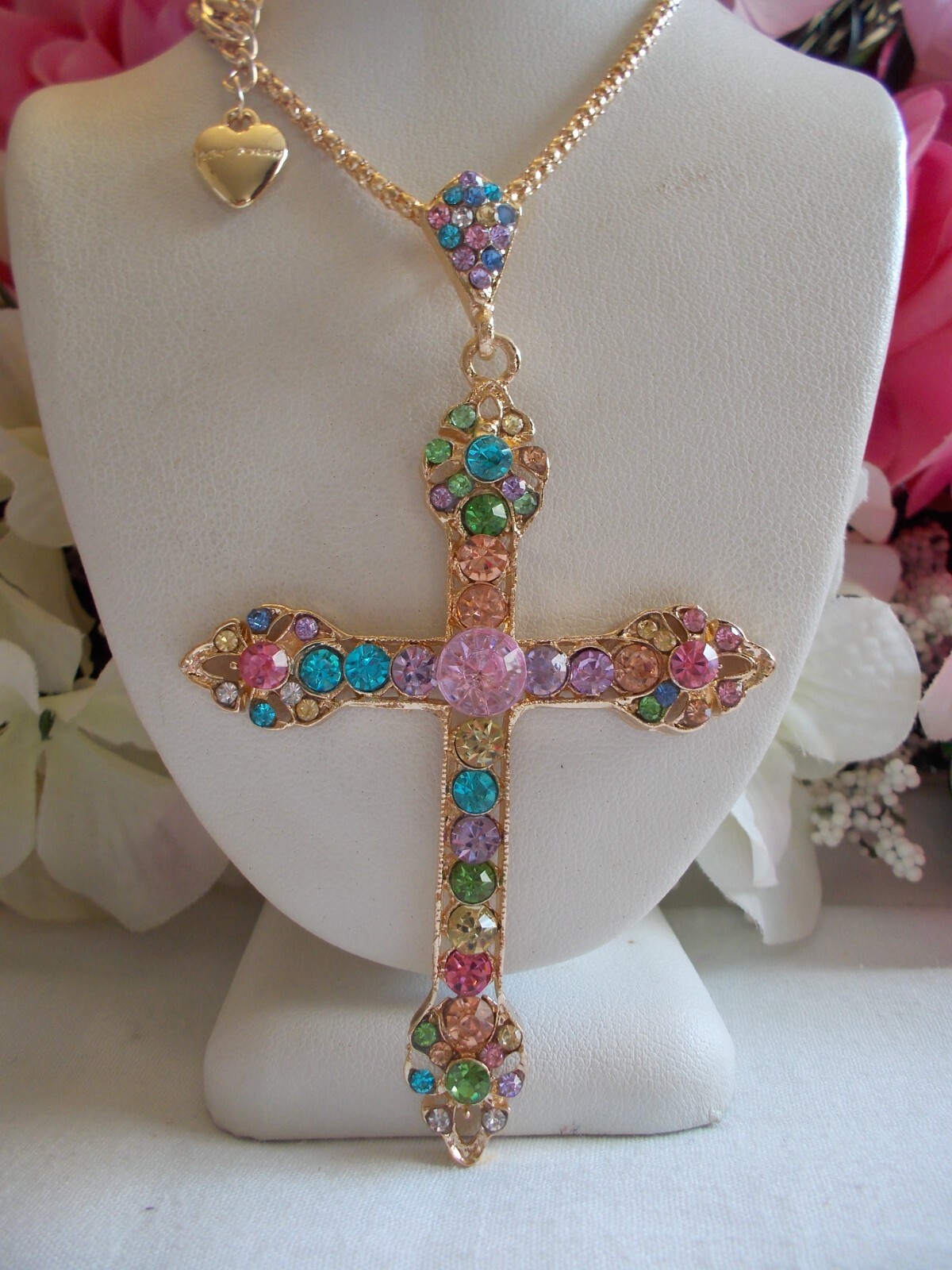 BETSEY JOHNSON LOVELY SPARKLING CRYSTAL INLAY CROSS PENDANT CHAIN NECKLACE
