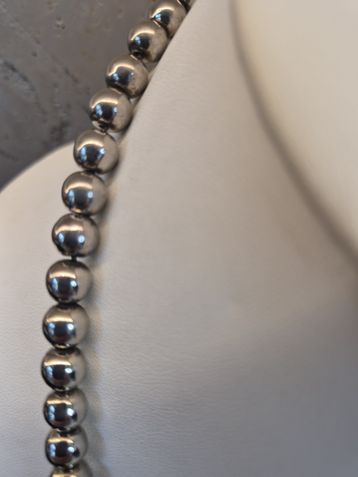 Classic 30″ Graduated Silver Bead Necklace. Range Approx 8mm-19mm, Spring Clasp