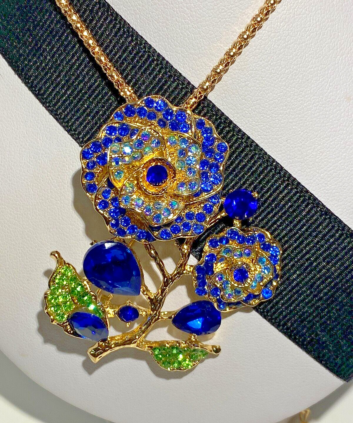 BETSEY JOHNSON TWO ROSES & BUDS MULTI COLOR BLUE & GREEN CRYSTALS PIN PENDANT