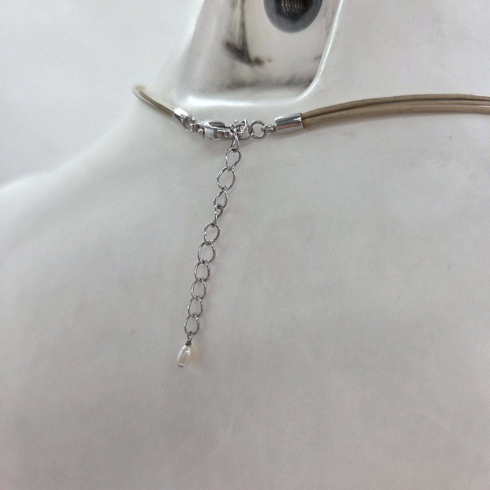 Silver Leather and Pearl Necklace 46 cm Length Adjustable Beige Leather GUC