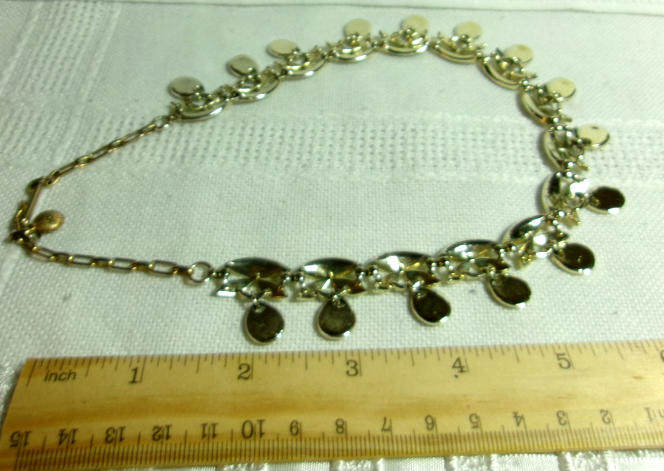 VINTAGE GOLD TONE CHOCKER STYLE DANGLE NECKLACE W/UNKNOWN HALLMARK