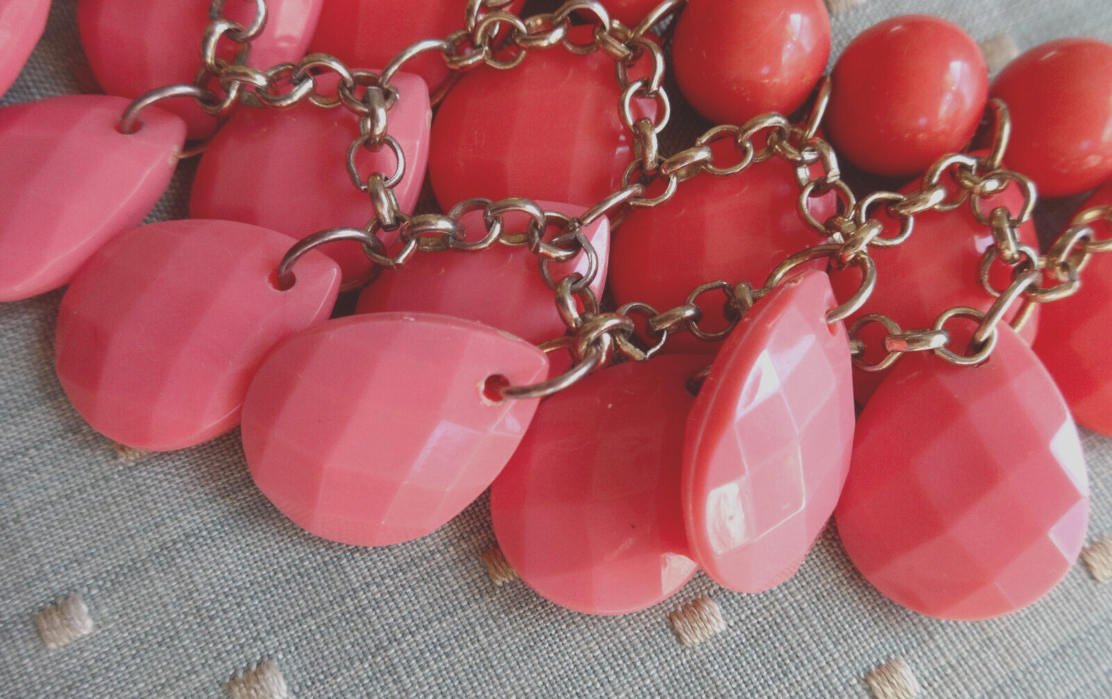 CHARMING CHARLIE LUCITE ACRYLIC BEADS BRIOLETTE NECKLACE CORAL PEACH SALMON