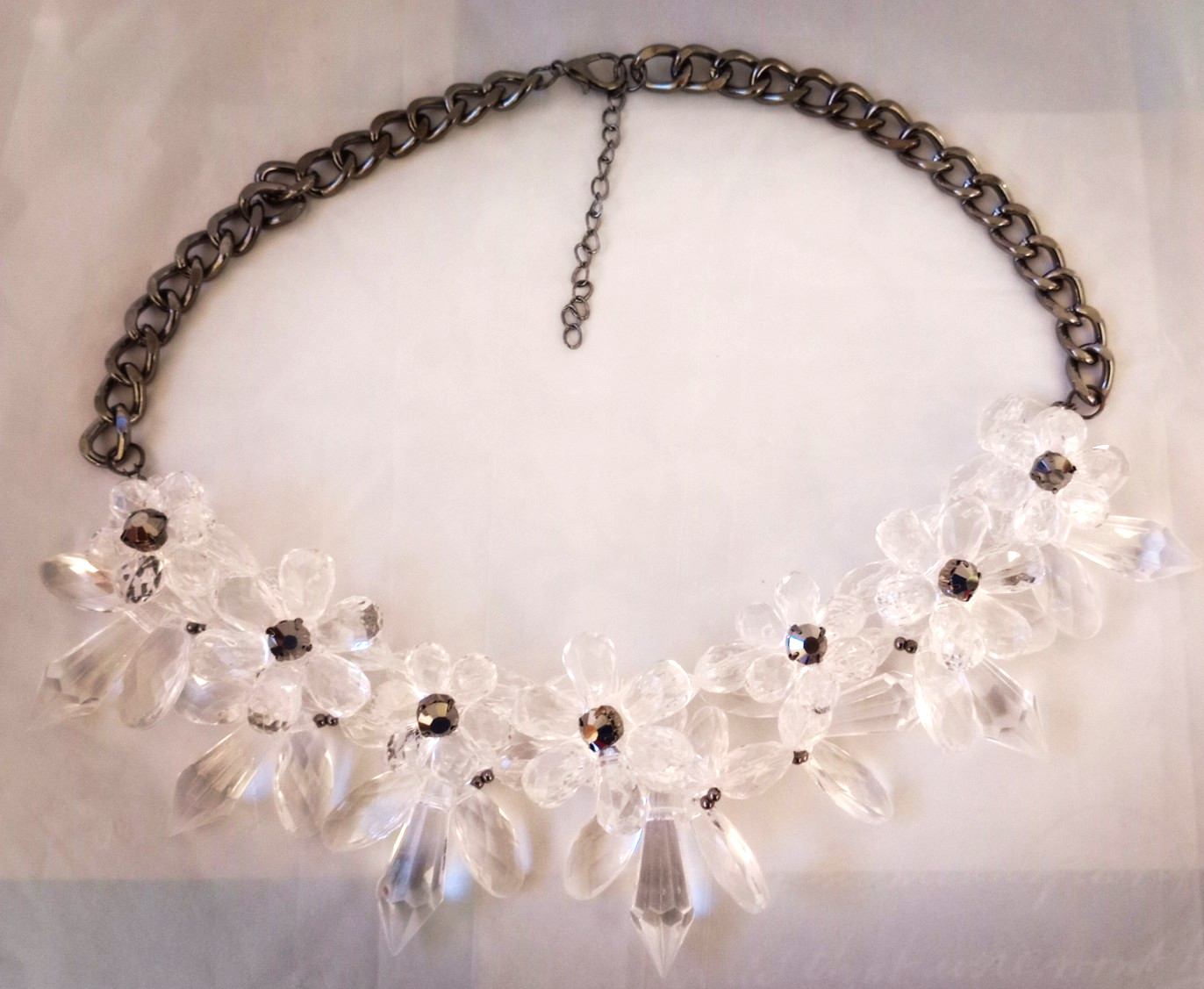 WOMENS BOLD FLORAL CLUSTER NECKLACE/BRAND NEW/ COLOR: CLEAR LUCITE/BLACK ACCENTS