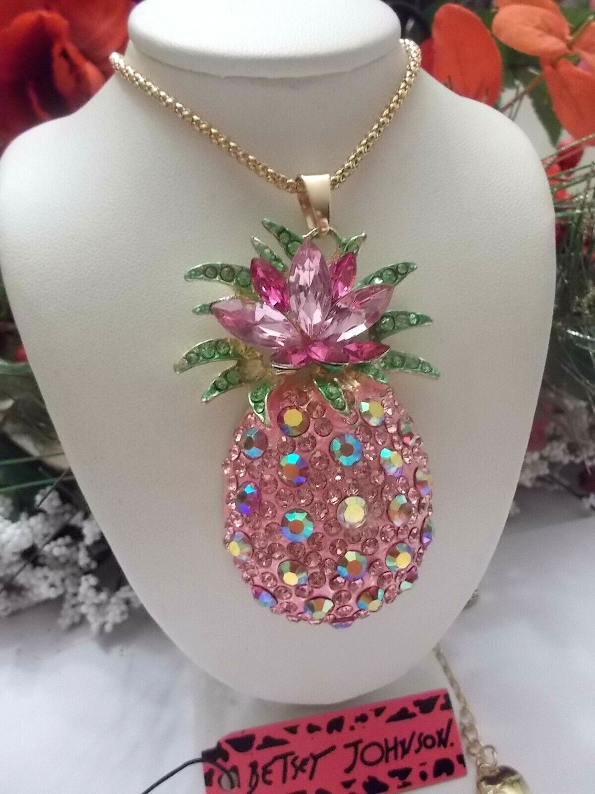 BETSEY JOHNSON SPARKLING LARGE PINK PINEAPPLE CRYSTAL PENDANT NECKLACE