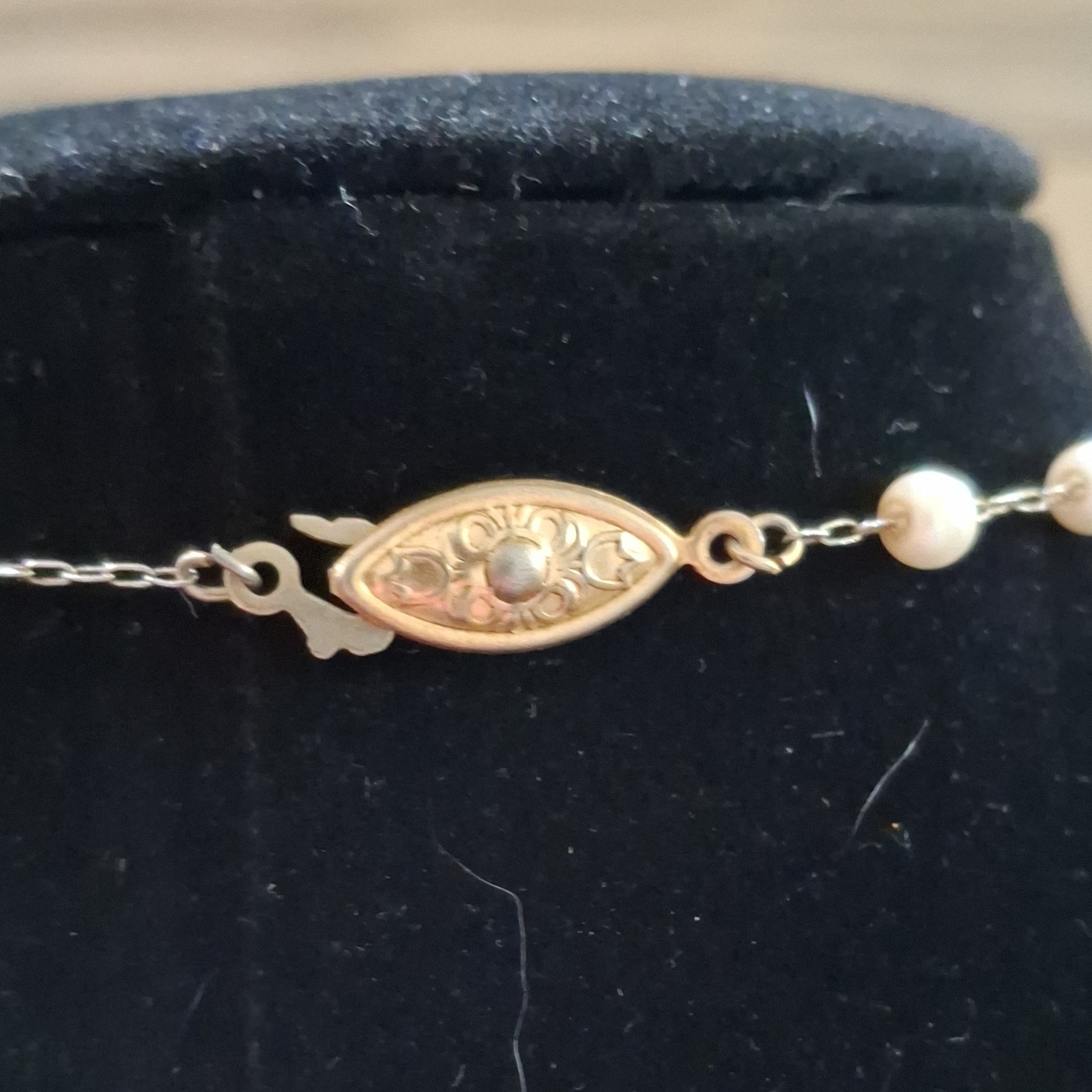 White Pearl Beaded Necklace Round Main Stone Push Lock Closure Undated Jewelry