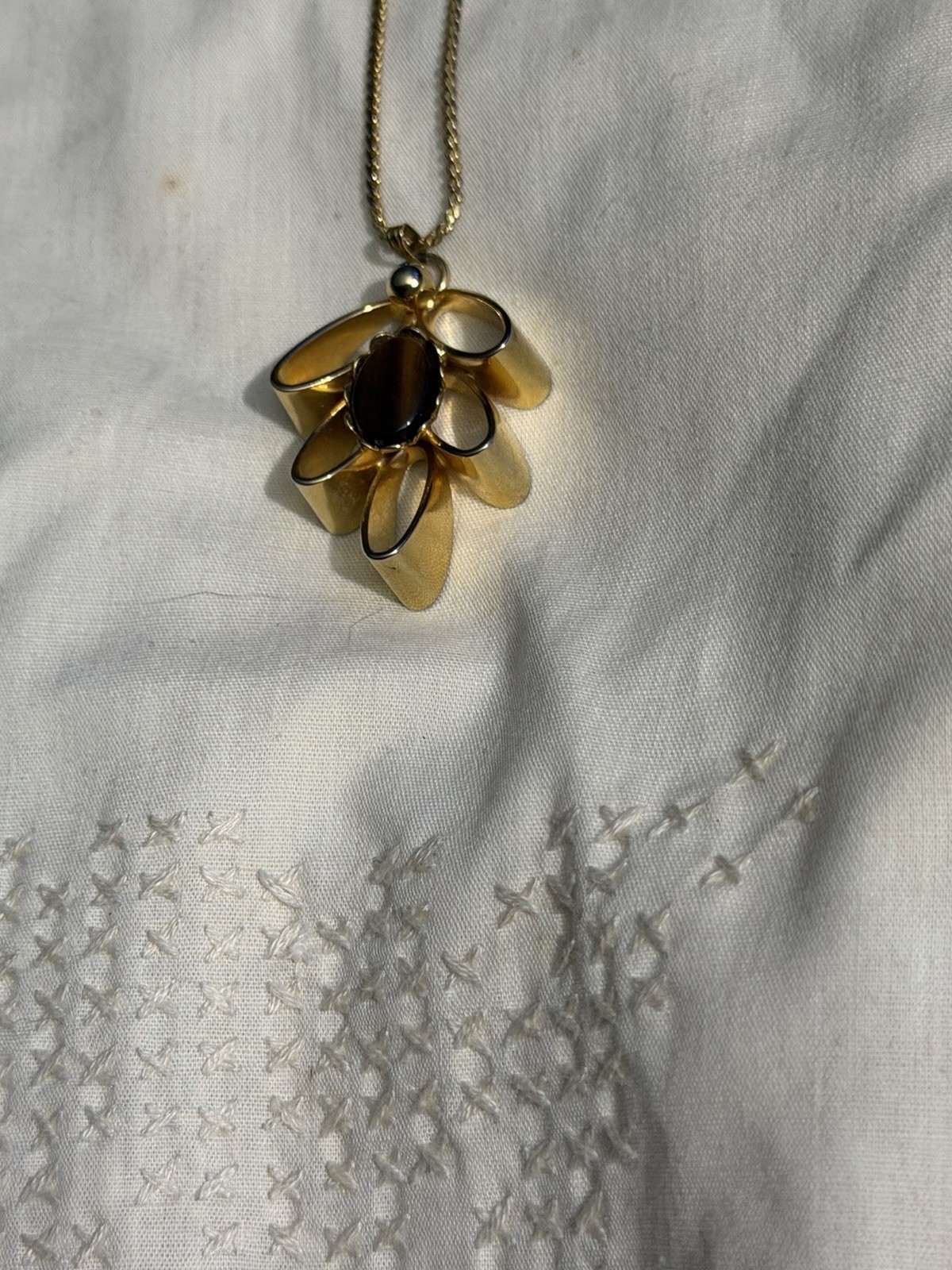 Vintage Gold Tone Tiger Eye Flower Pendant Necklace Retro Modernist 1970s