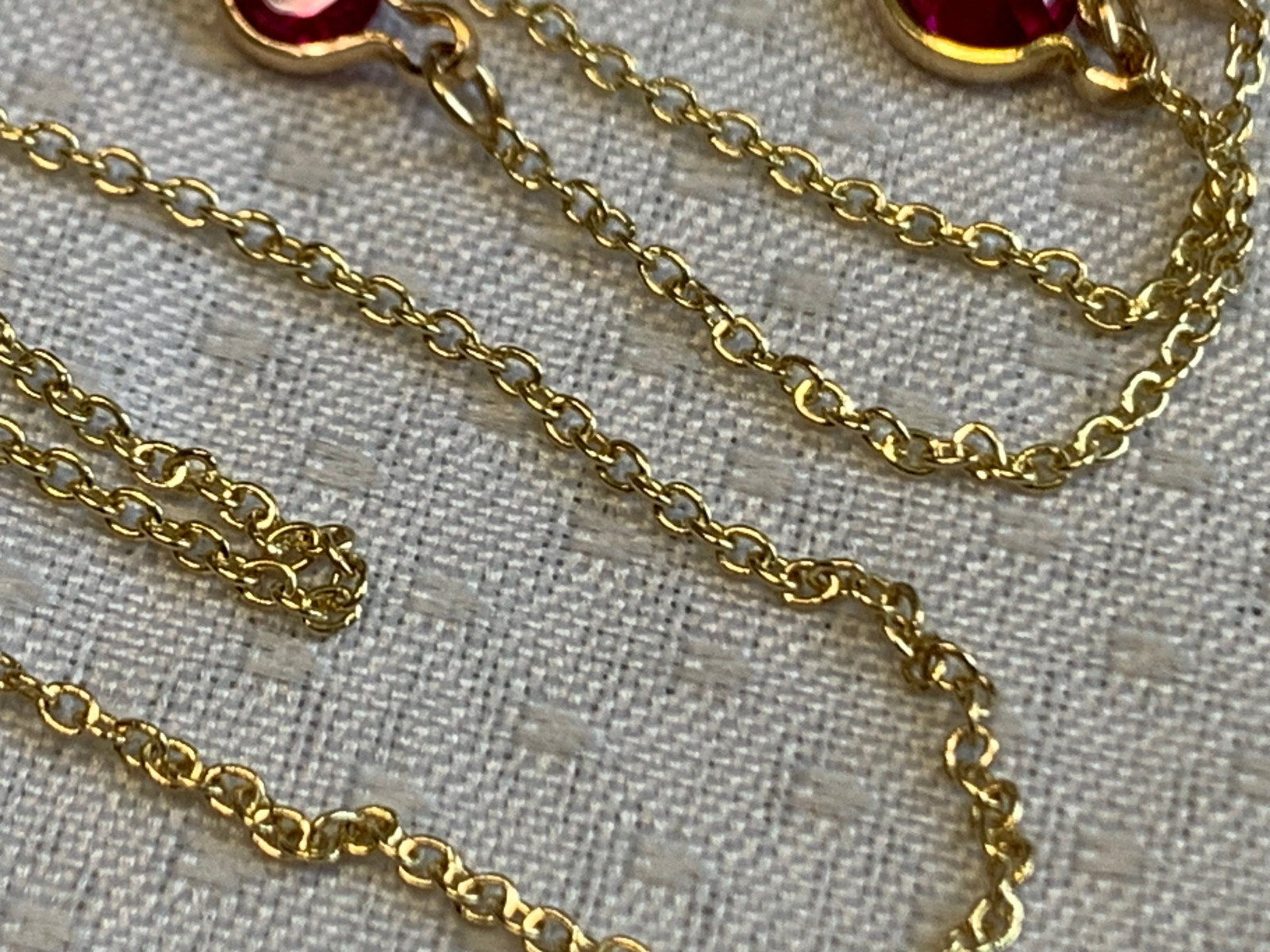 10K Yellow Gold Necklace 2.74g Fine Jewelry 17″ Ruby Color Stones *READ*