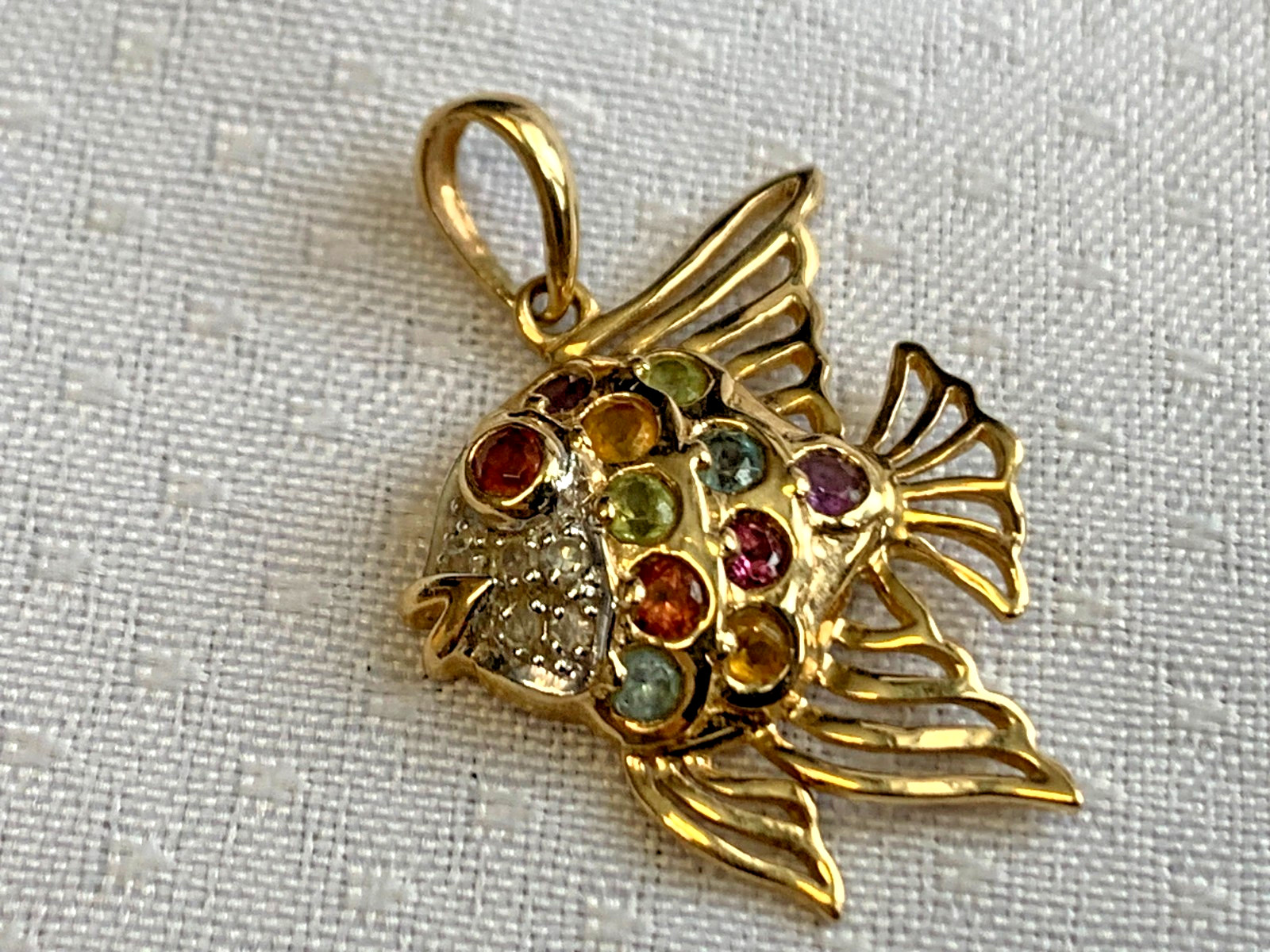 10K Yellow Gold Angel Fish Pendant 1.81g Jewelry Multicolor Stones Charm *READ*