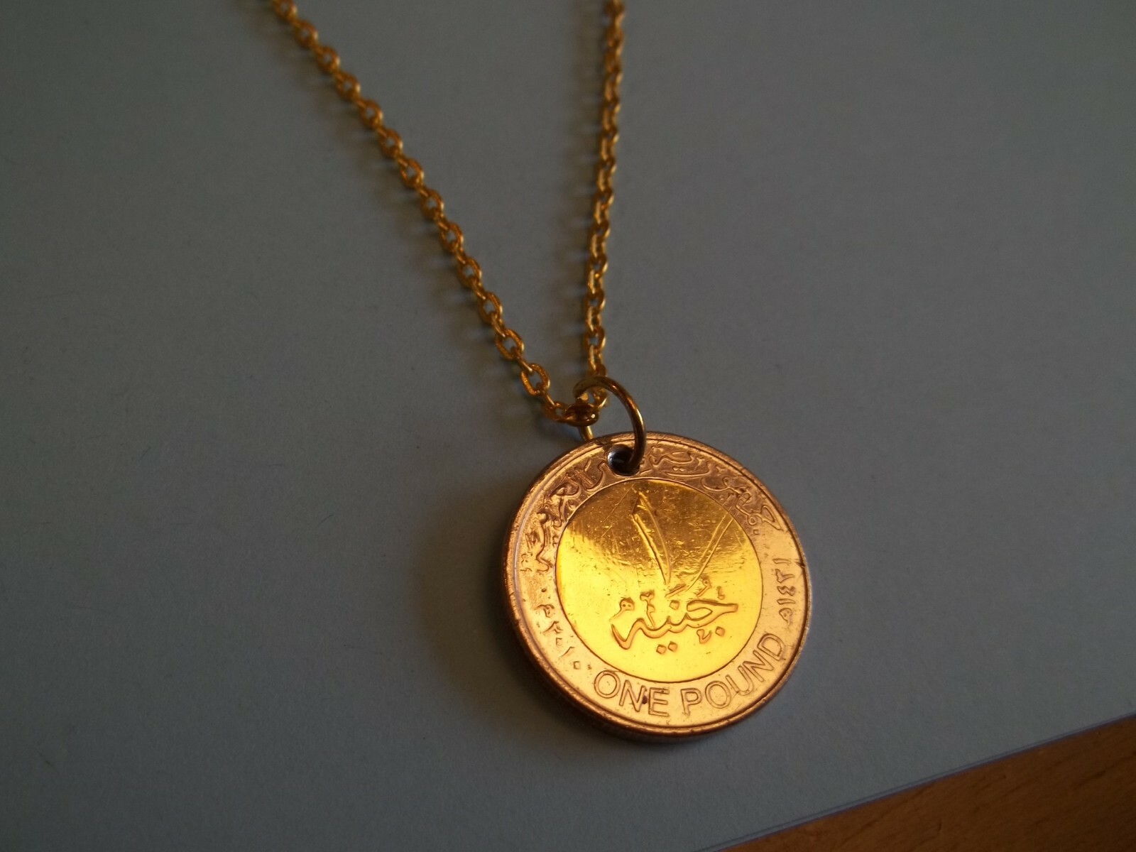 ONE POUND COIN – EGYPT – TUTANKHAMUN’S MASK – GOLD PENDANT NECKLACE