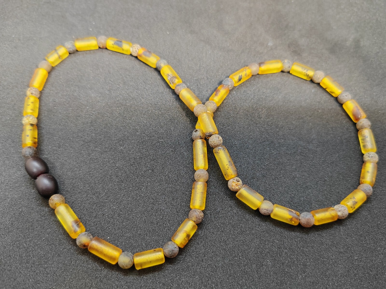 Baltic Amber Necklace for unisex adults, cilinder-round beads 45 cm