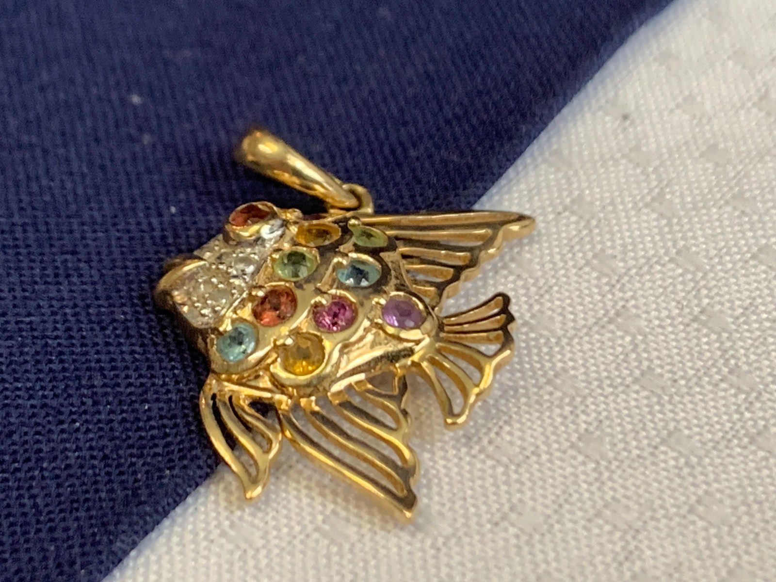 10K Yellow Gold Angel Fish Pendant 1.81g Jewelry Multicolor Stones Charm *READ*