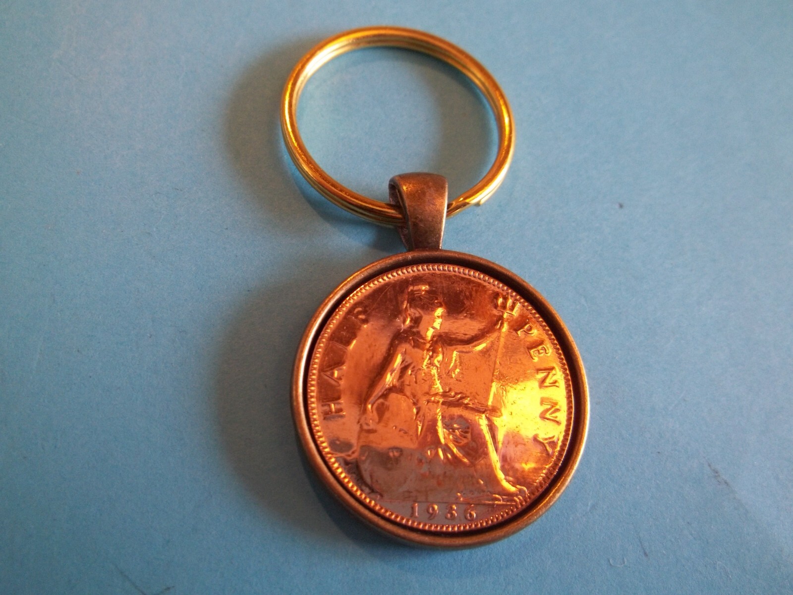 HALF PENNY COIN – BRITANNIA – BRONZE CASED – PENDANT KEYRING – 1917 to 1936