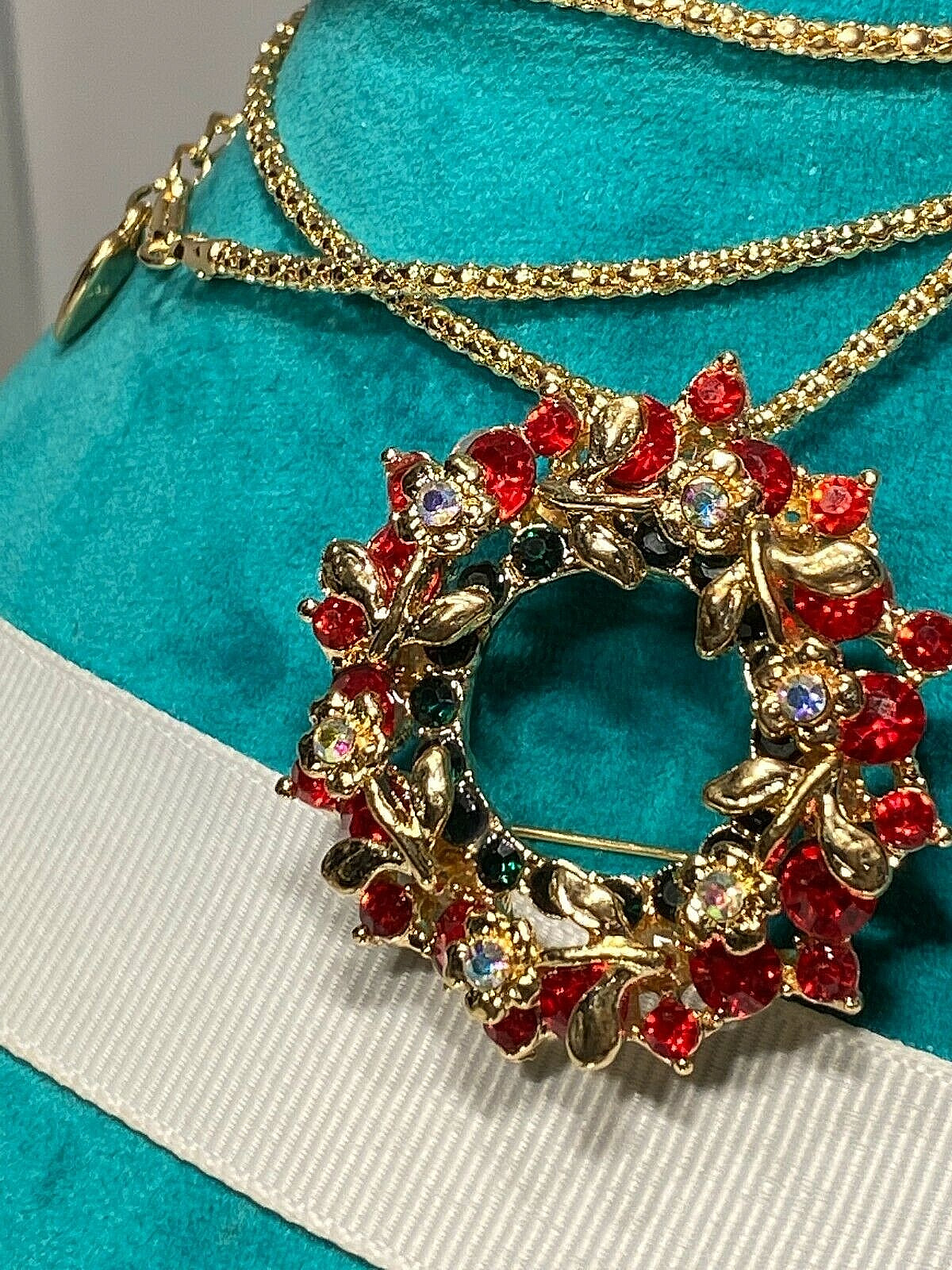 BETSEY JOHNSON MULTI COLOR CRYSTAL ROUND FLORAL GOLD PIN/PENDANT