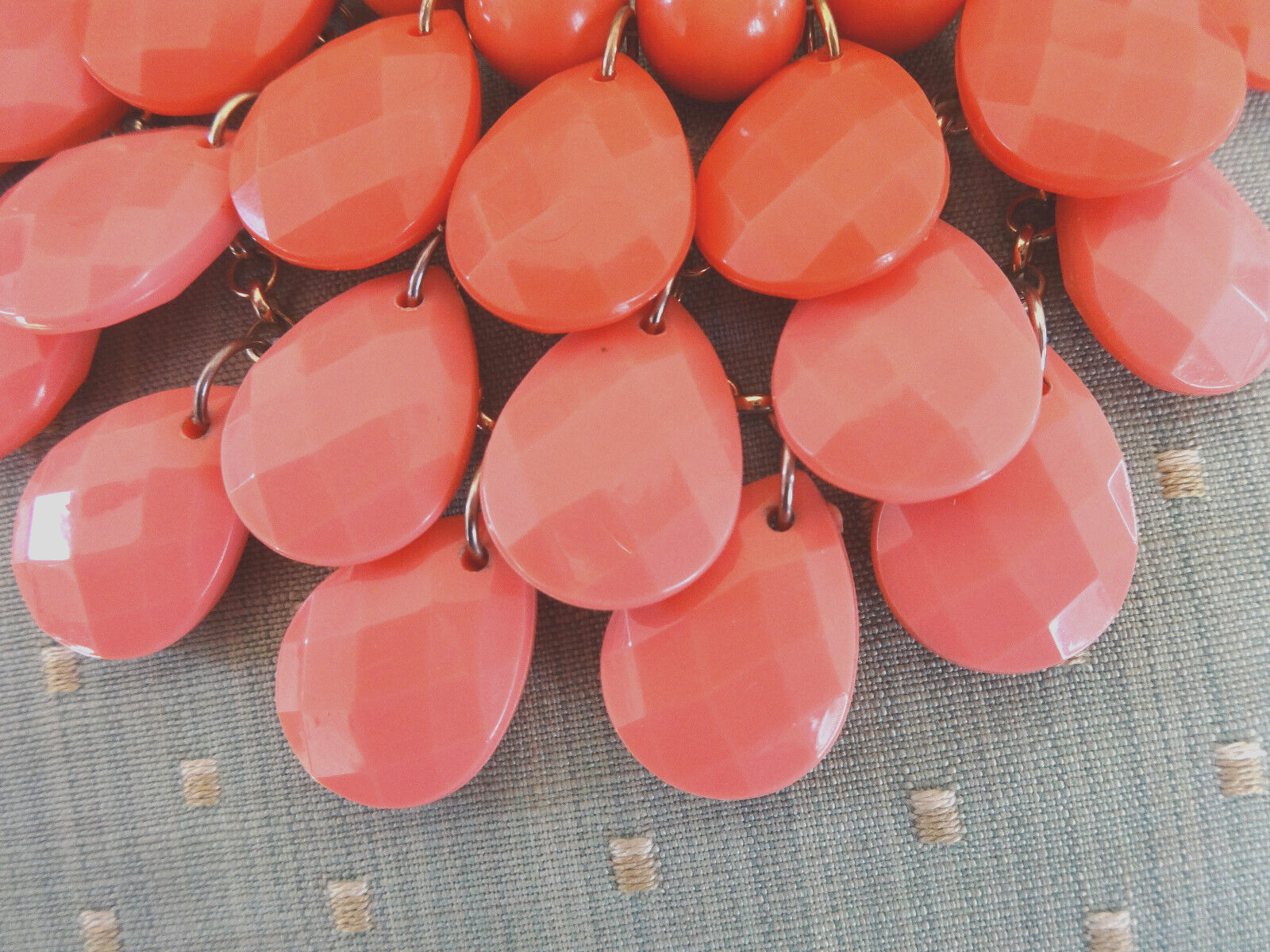 CHARMING CHARLIE LUCITE ACRYLIC BEADS BRIOLETTE NECKLACE CORAL PEACH SALMON