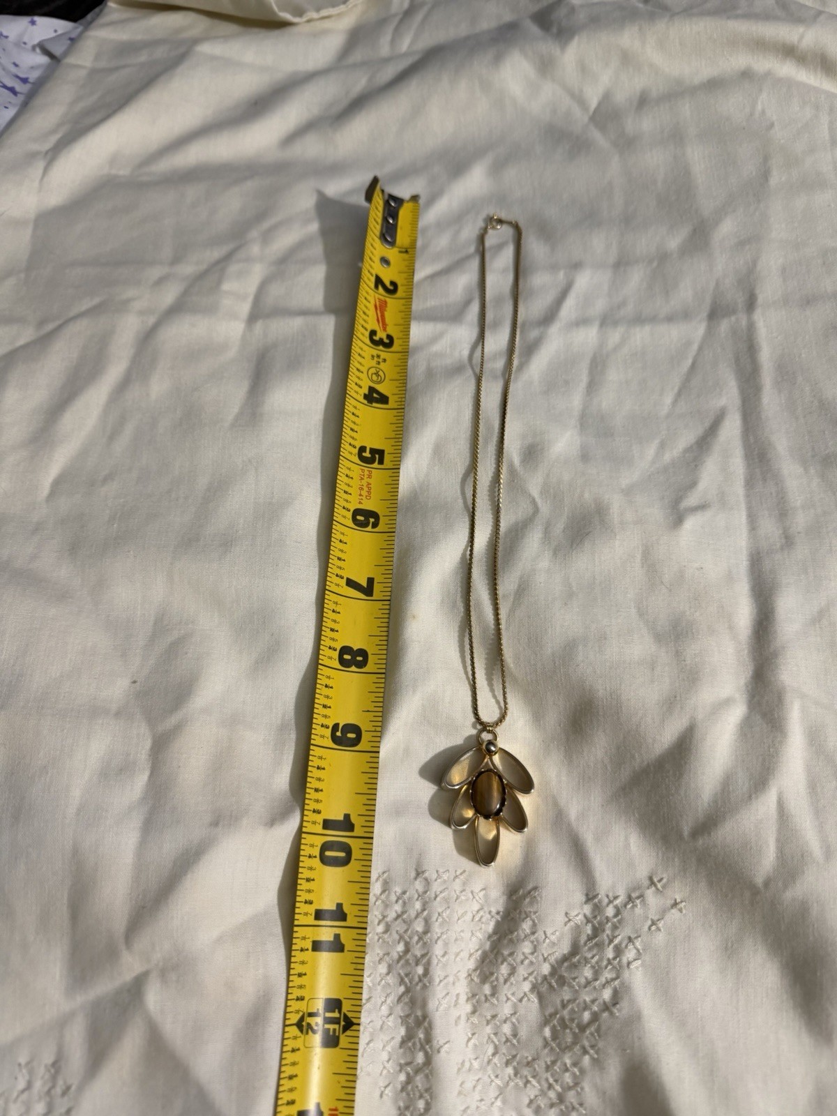 Vintage Gold Tone Tiger Eye Flower Pendant Necklace Retro Modernist 1970s