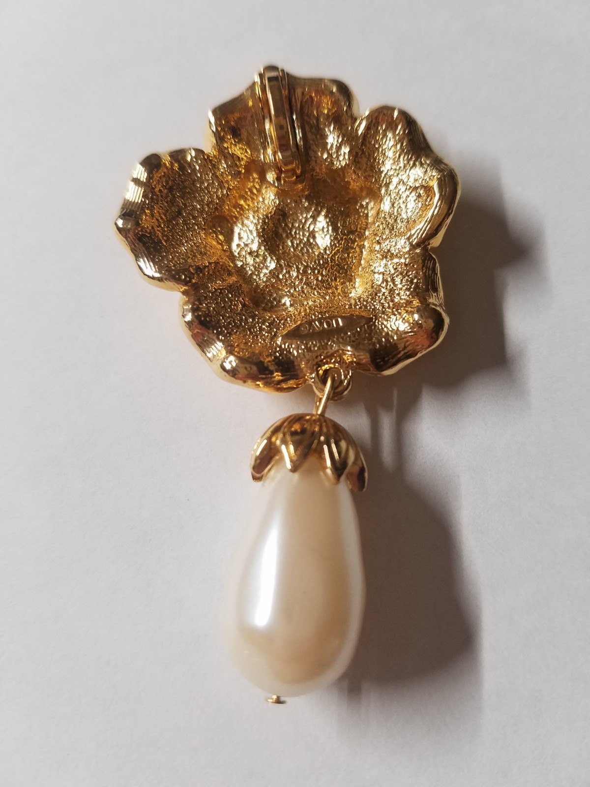 Avon Tear Drop Pendant Imitation Faux Pearl Floral Design Gold Tone Metal 3628