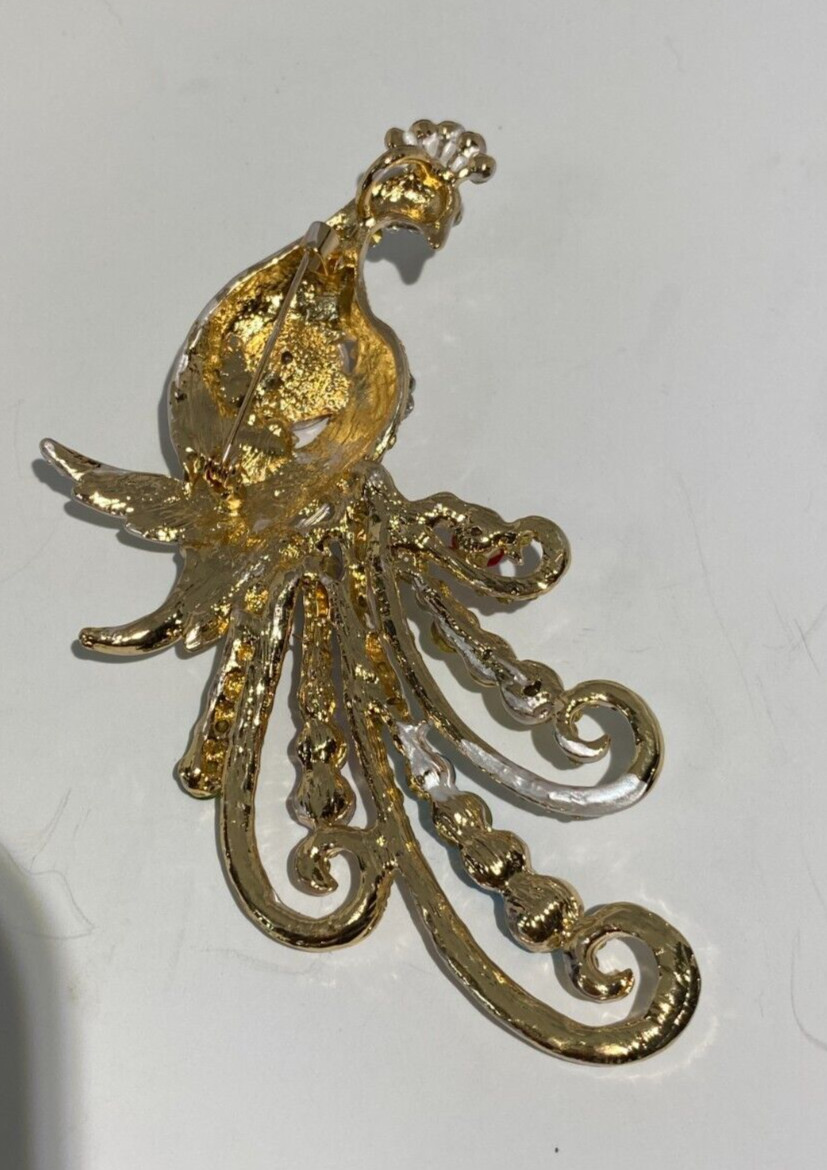 BETSEY JOHNSON GOLD PEACOCK MULTI COLOR CRYSTALS & RHINESTONES PIN PENDANT NECK