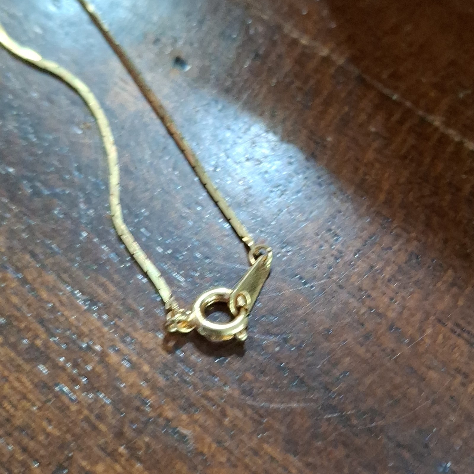 Gold Tone Necklace White Pearl Round Pendant Spring Ring Closure Undated Jewelry
