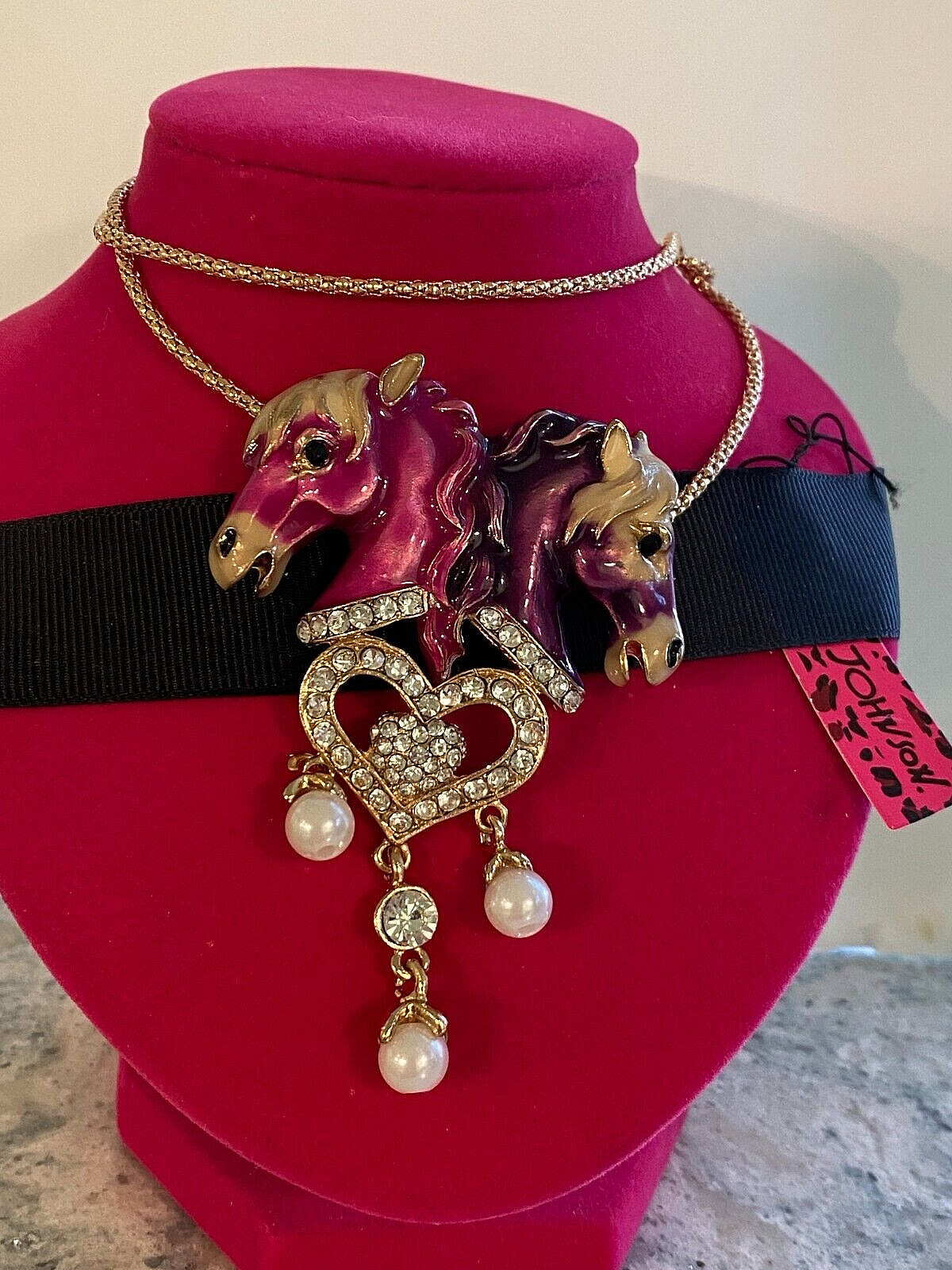 BETSEY JOHNSON PENDANT GOLD TWO ENAMELED HORSE HEADS HEART DANGLE PIN/PENDANT