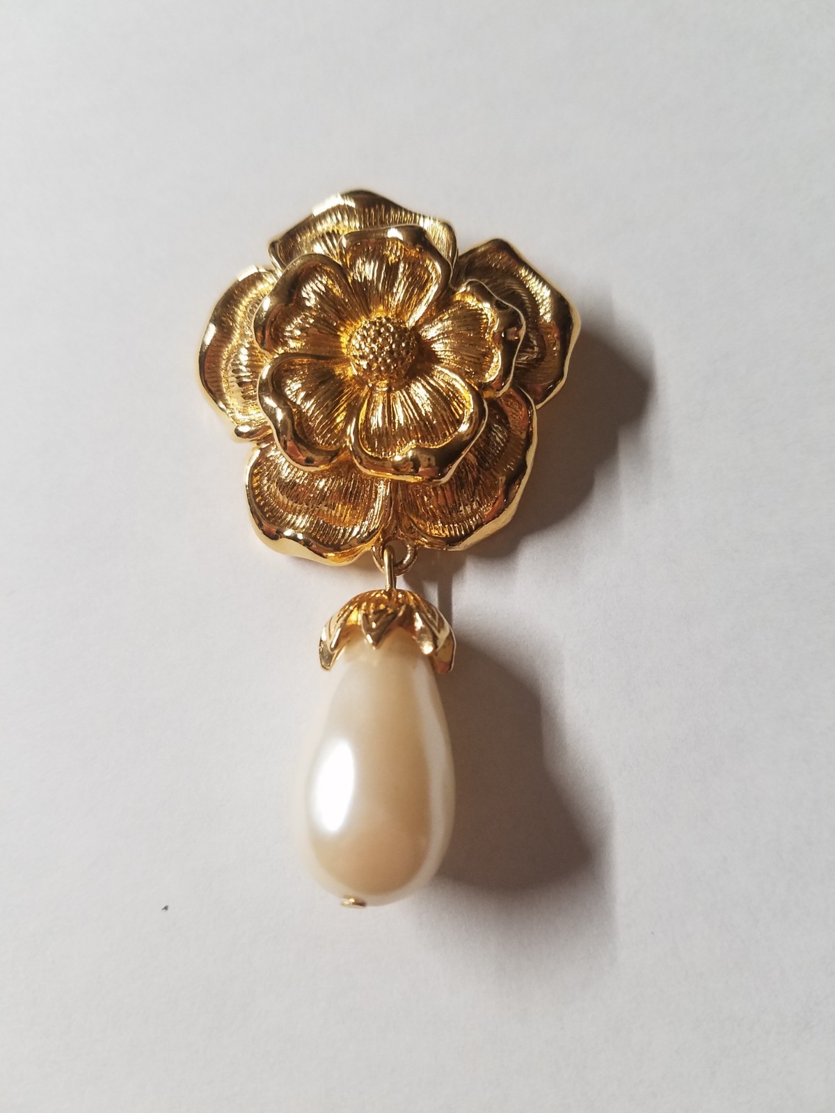 Avon Tear Drop Pendant Imitation Faux Pearl Floral Design Gold Tone Metal 3628