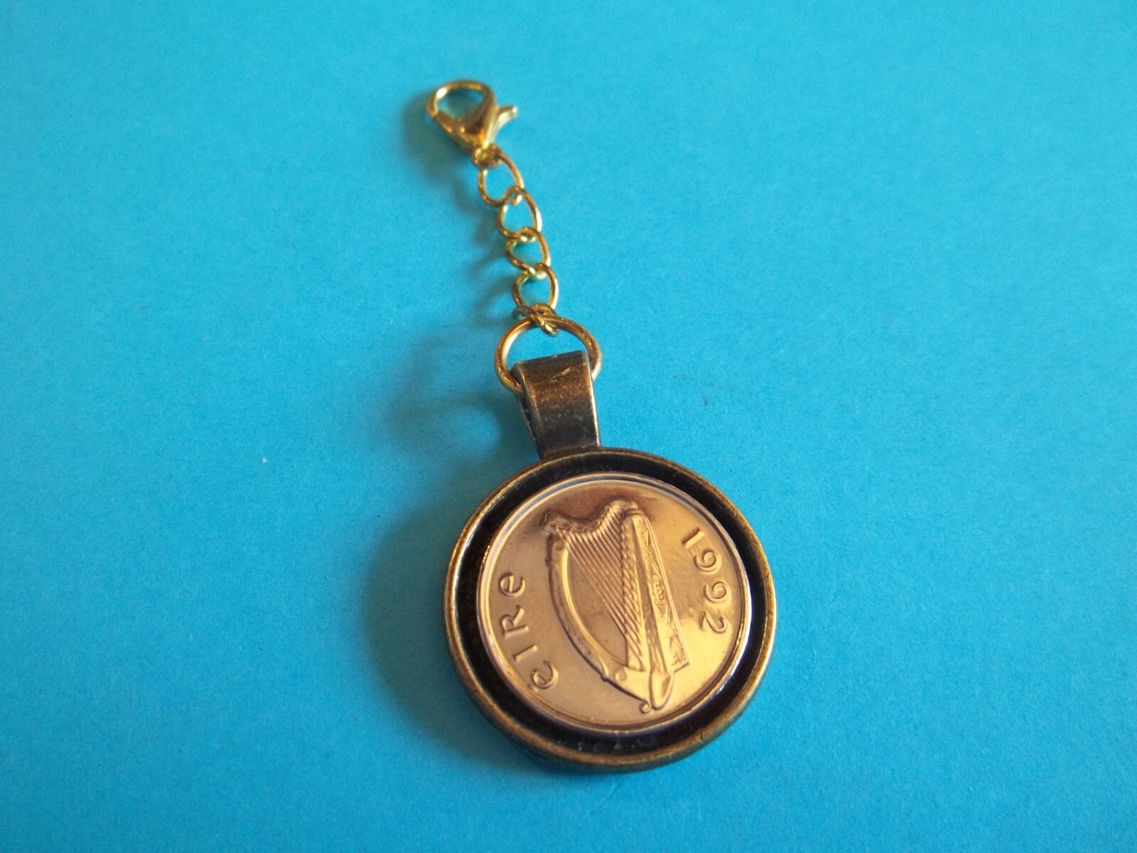 FIVE (5) PENCE COIN – IRISH – EIRE – BRONZE CASED PENDANT / CHARM – 1992 to 2000