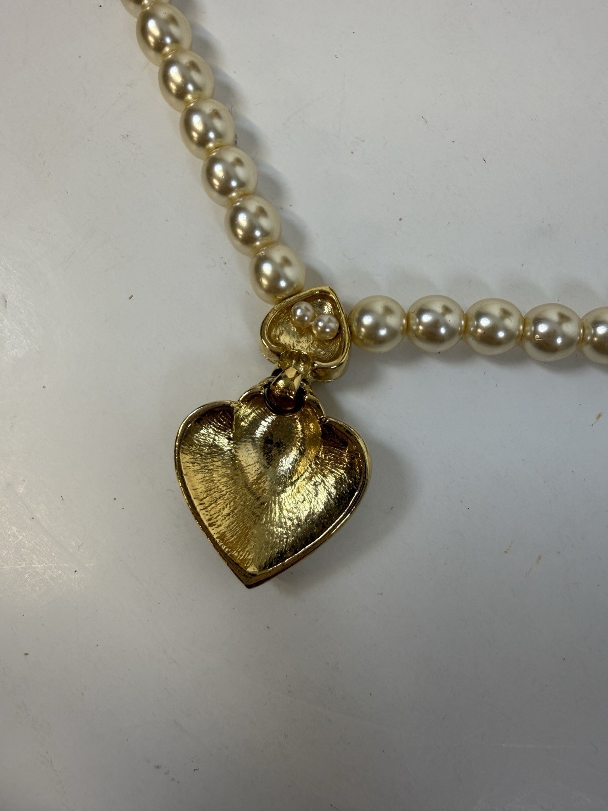 Modern Faux Pearl Necklace Gold Tone Rhinestone Heart Pendant Costume Choker