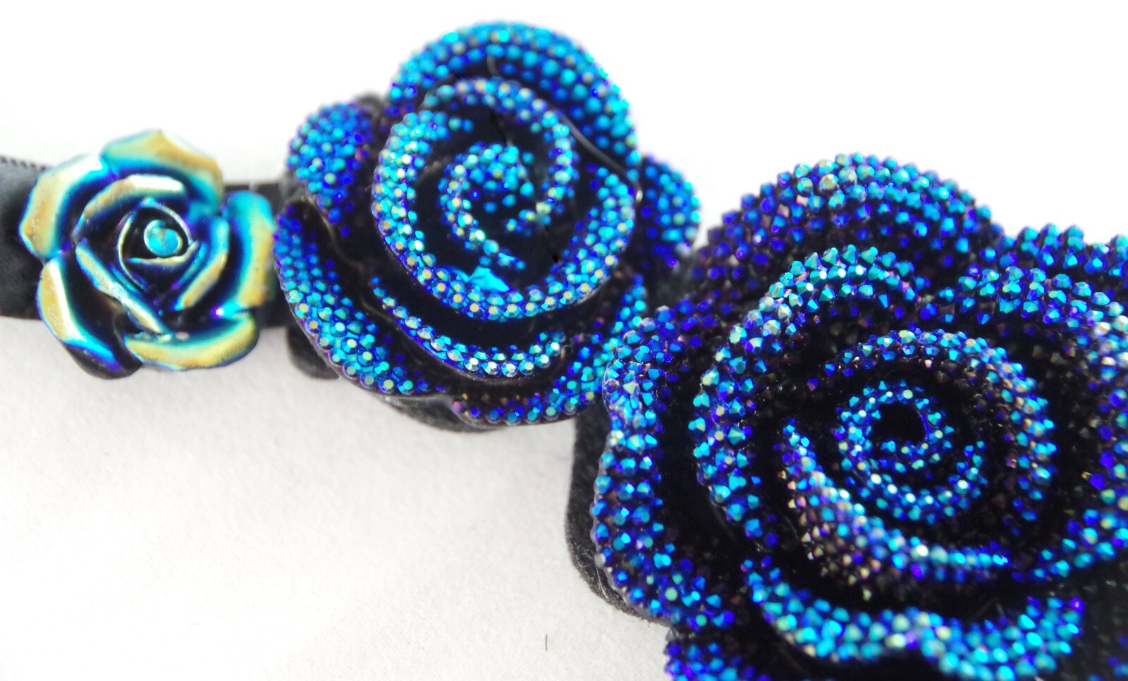 Pretty! BETSEY JOHNSON BLUE AB FACETED 3D ROSE FLOWER RIBBON TIE BIB NECKLACE