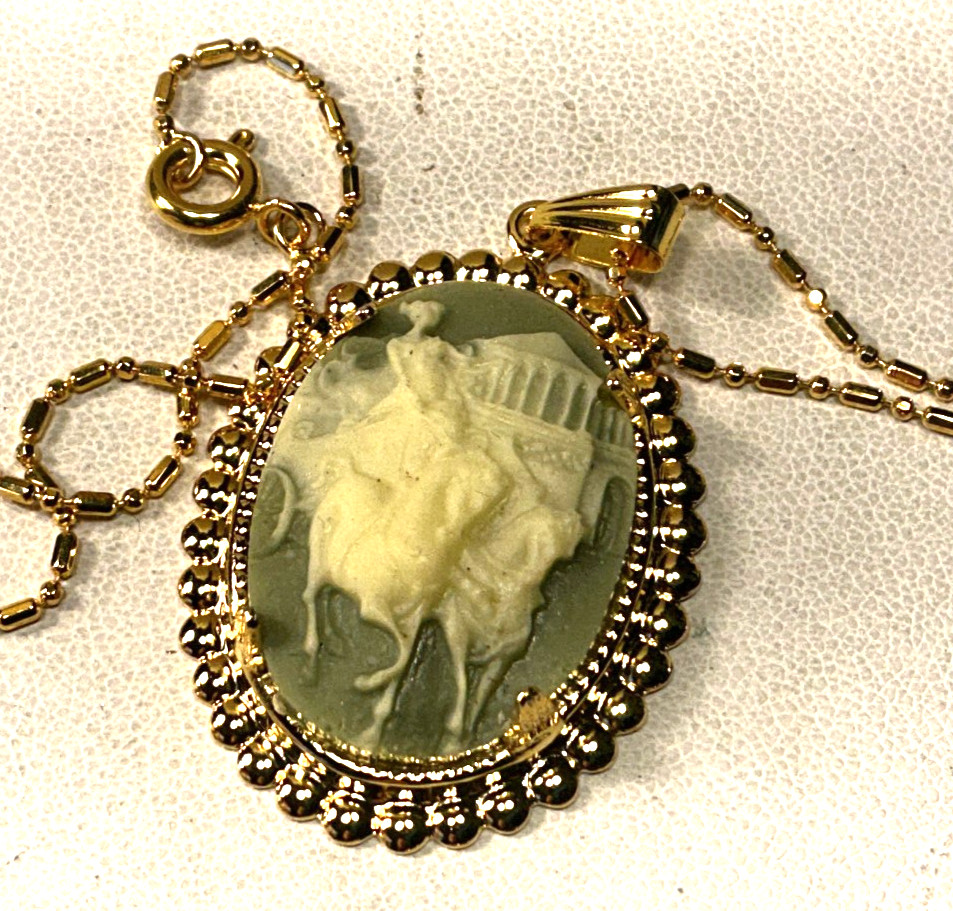 Fashion Necklace Cameo Green/White Parthenon Roman Carriage Gold Pendant C38