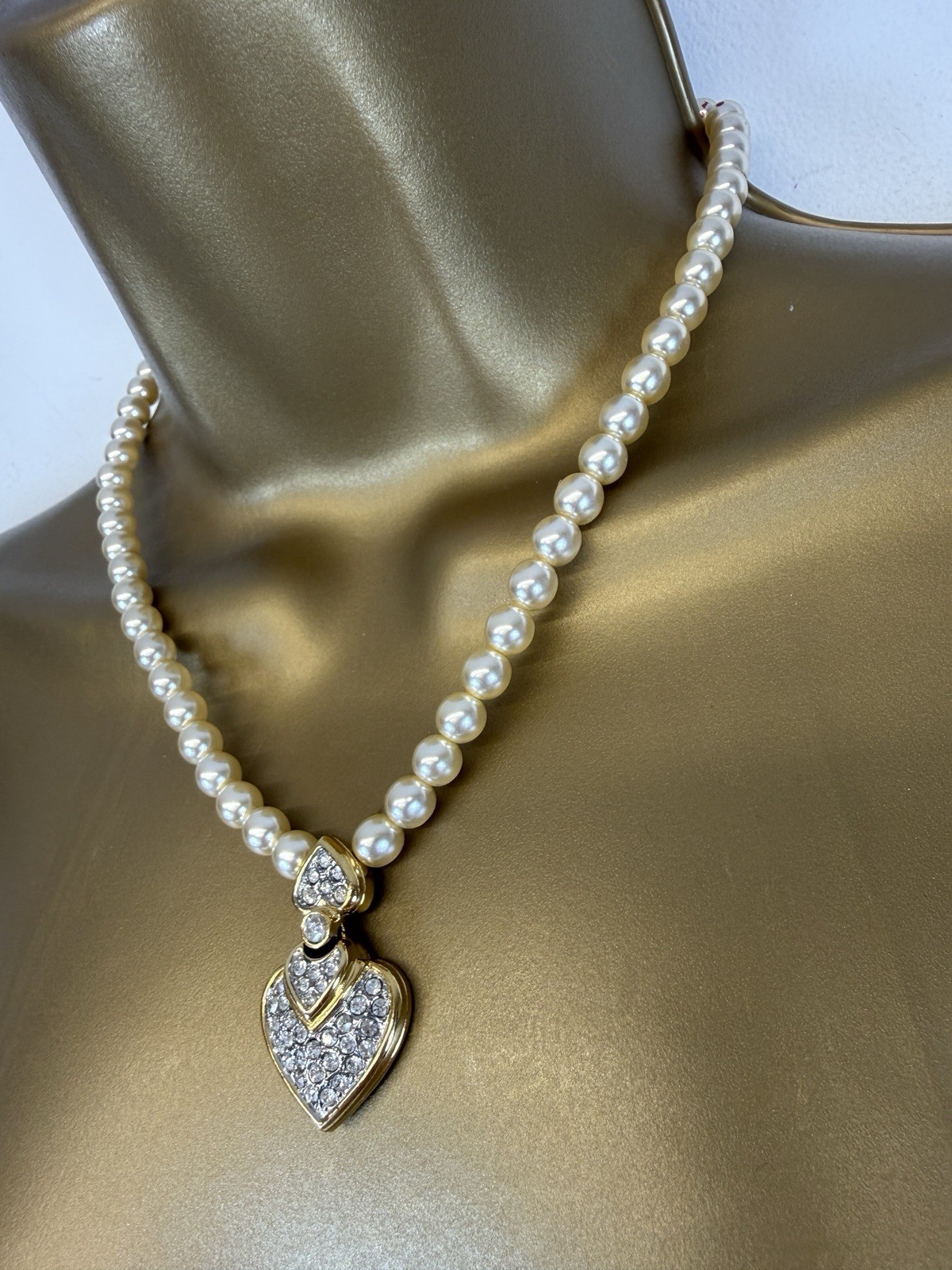Modern Faux Pearl Necklace Gold Tone Rhinestone Heart Pendant Costume Choker