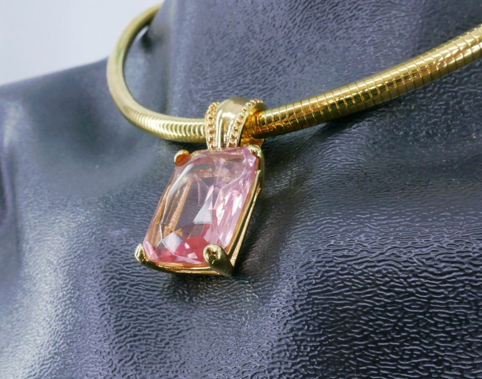 JOAN RiVERS FACETED EMERALD CUT PiNK GLASS GEMSTONE PENDANT 20″ CHOKER NECKLACE