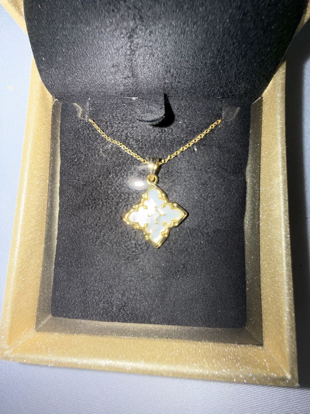 DERDALN Gold Plated Mother of Pearl Clover Flower Pendant Necklace (b0011)