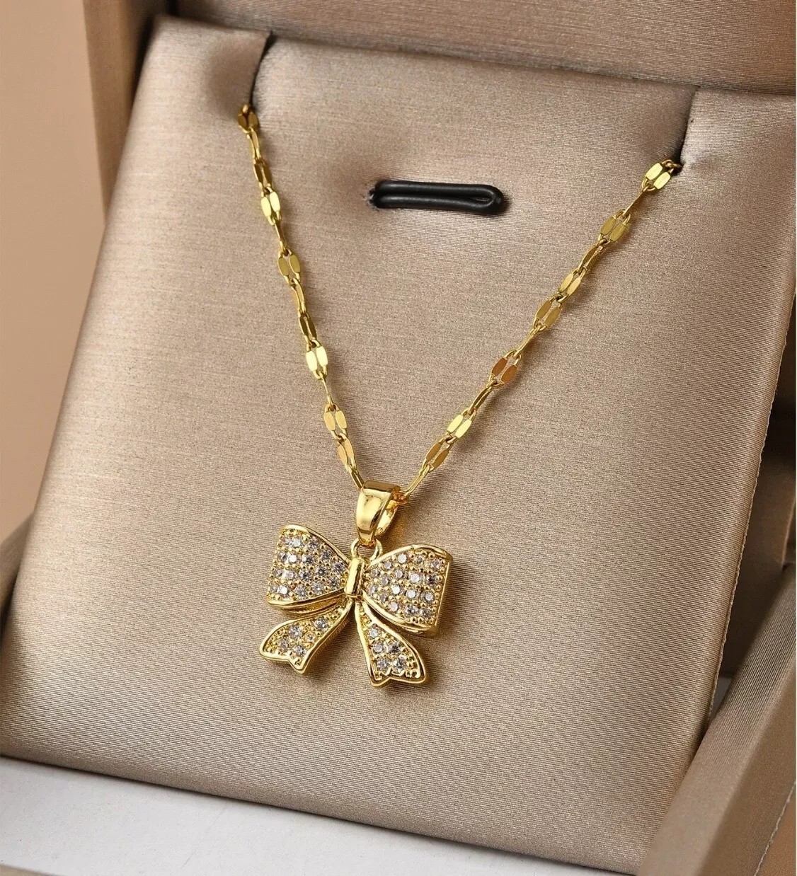 Round Cut Simulated Diamond Women’s Stunning Bow Pendant 14K Yellow Gold Plated