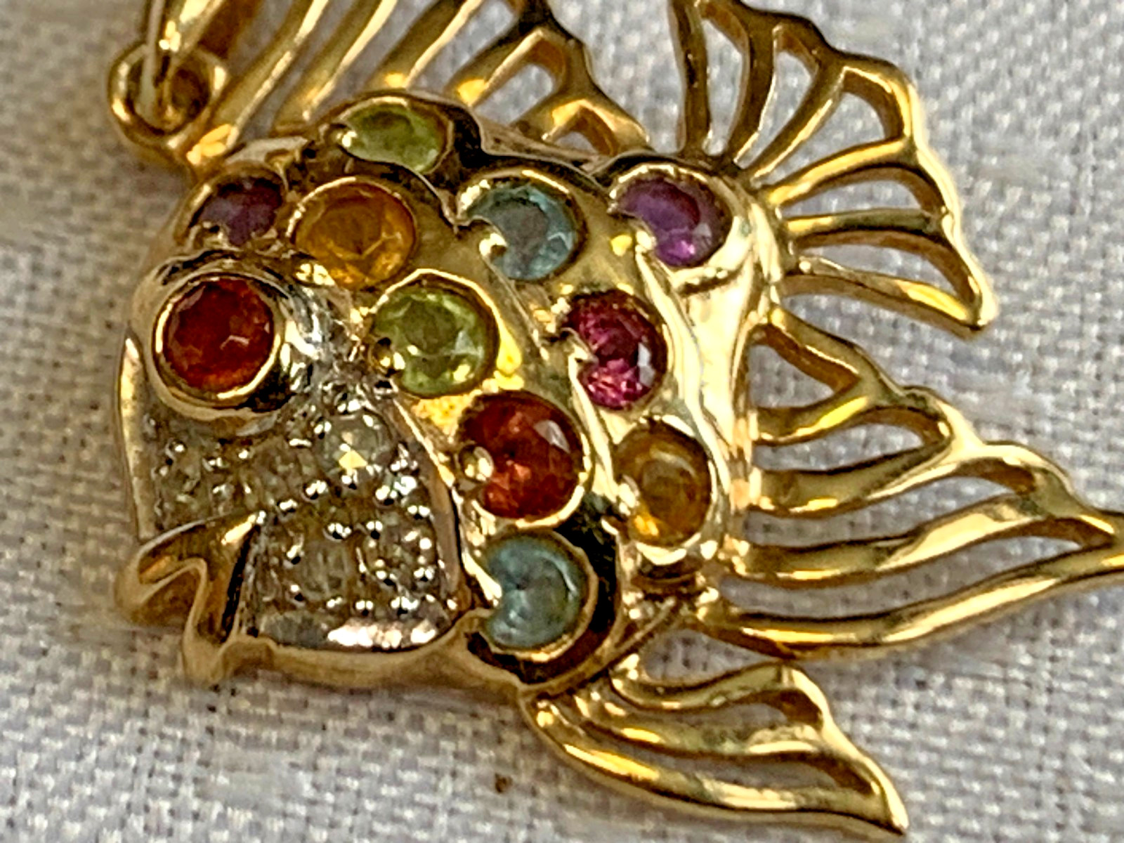 10K Yellow Gold Angel Fish Pendant 1.81g Jewelry Multicolor Stones Charm *READ*