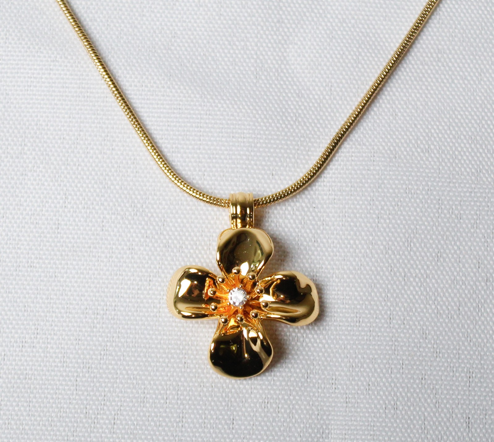 en route Women’s Cruz Flor Pendant Necklace SV3 18k Gold-Plated Length 15.75″