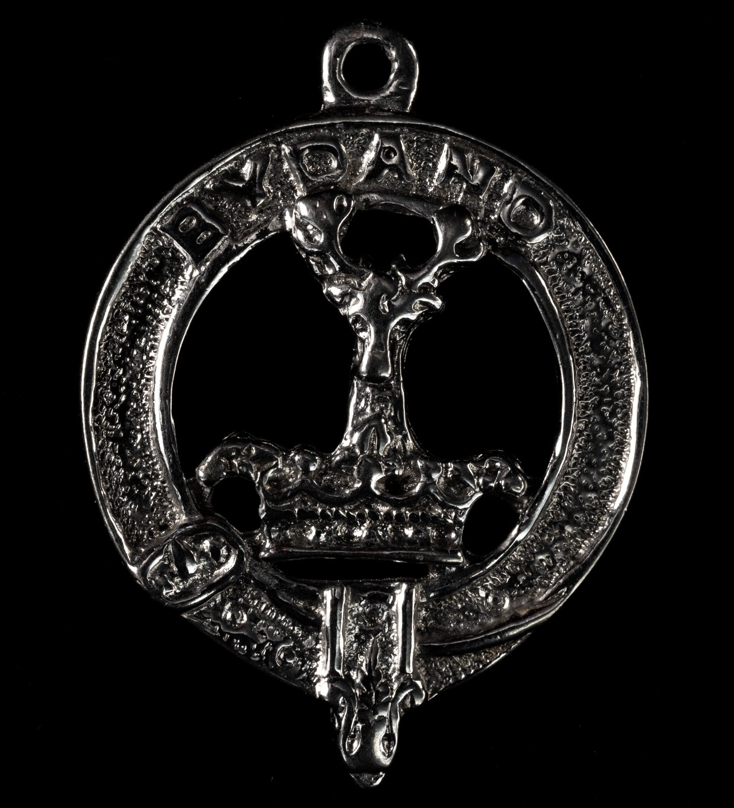 Metal Silver-Tone Scottish Clan Gordon Crest Pendant Bydand 6.5g 1.25in Used VG