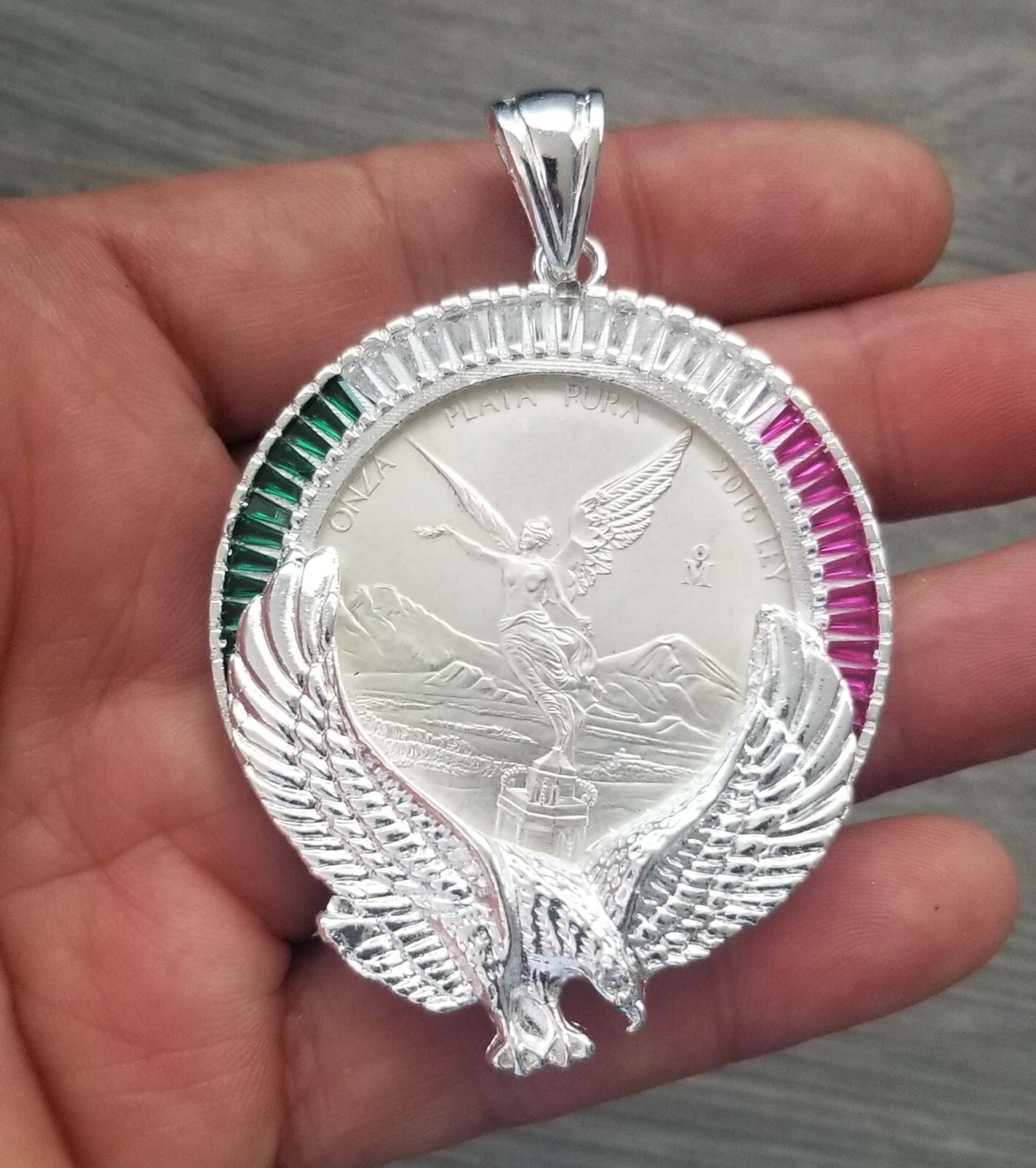 bizel con aguila y zirconia verde blanca y roja y moneda 1 OZ plata 925