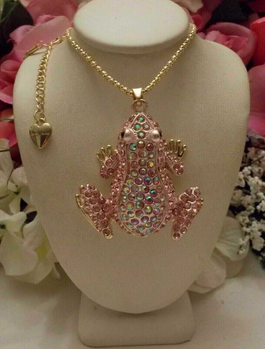 BETSEY JOHNSON ADORABLE PINK CRYSTAL INLAY FROG PENDANT CHAIN NECKLACE