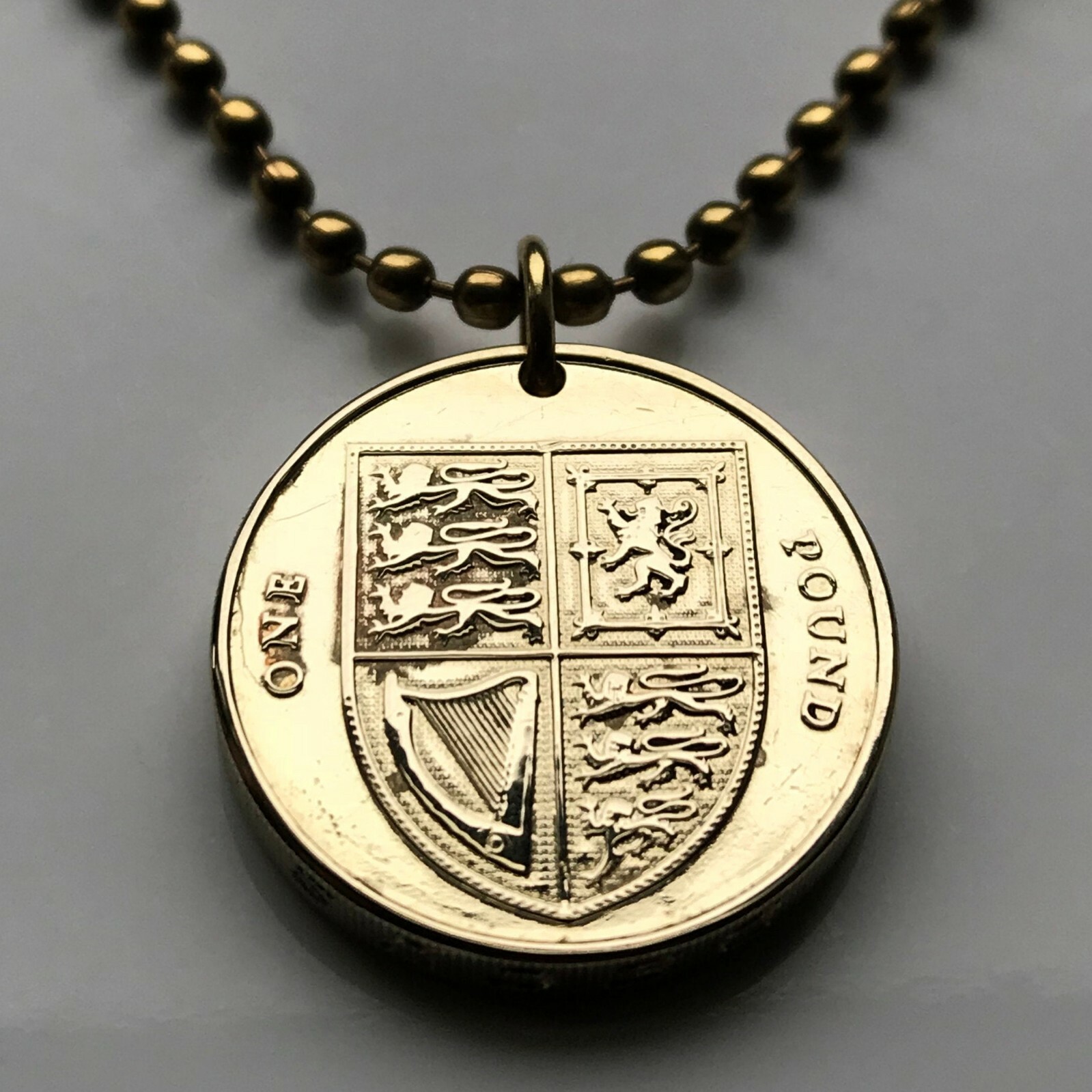 United Kingdom 1 Pound coin pendant British Royal shield Union Jack lions 002569