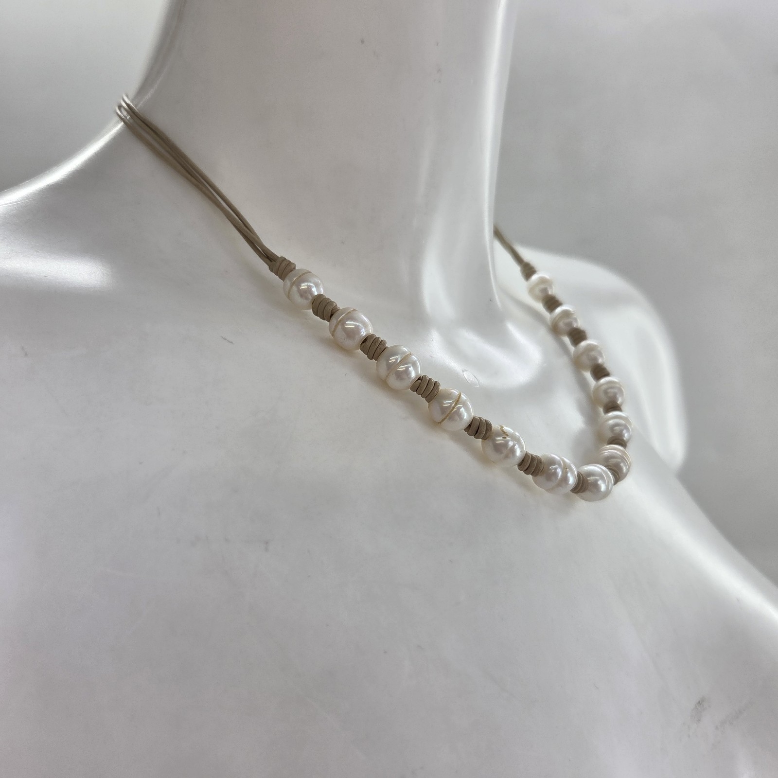 Silver Leather and Pearl Necklace 46 cm Length Adjustable Beige Leather GUC
