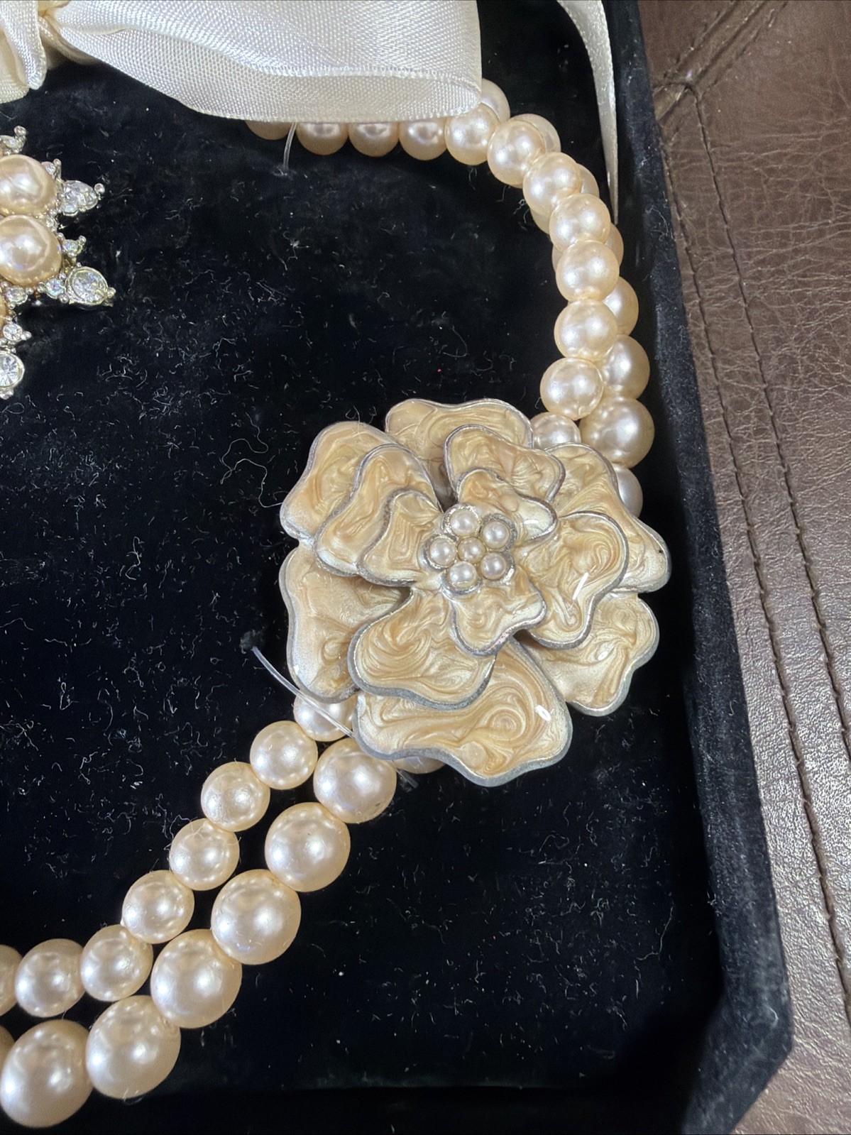 Women’s Imitation Faux Pearl Rhinestone Necklace Ribbon Brooch White Vtg *Read*
