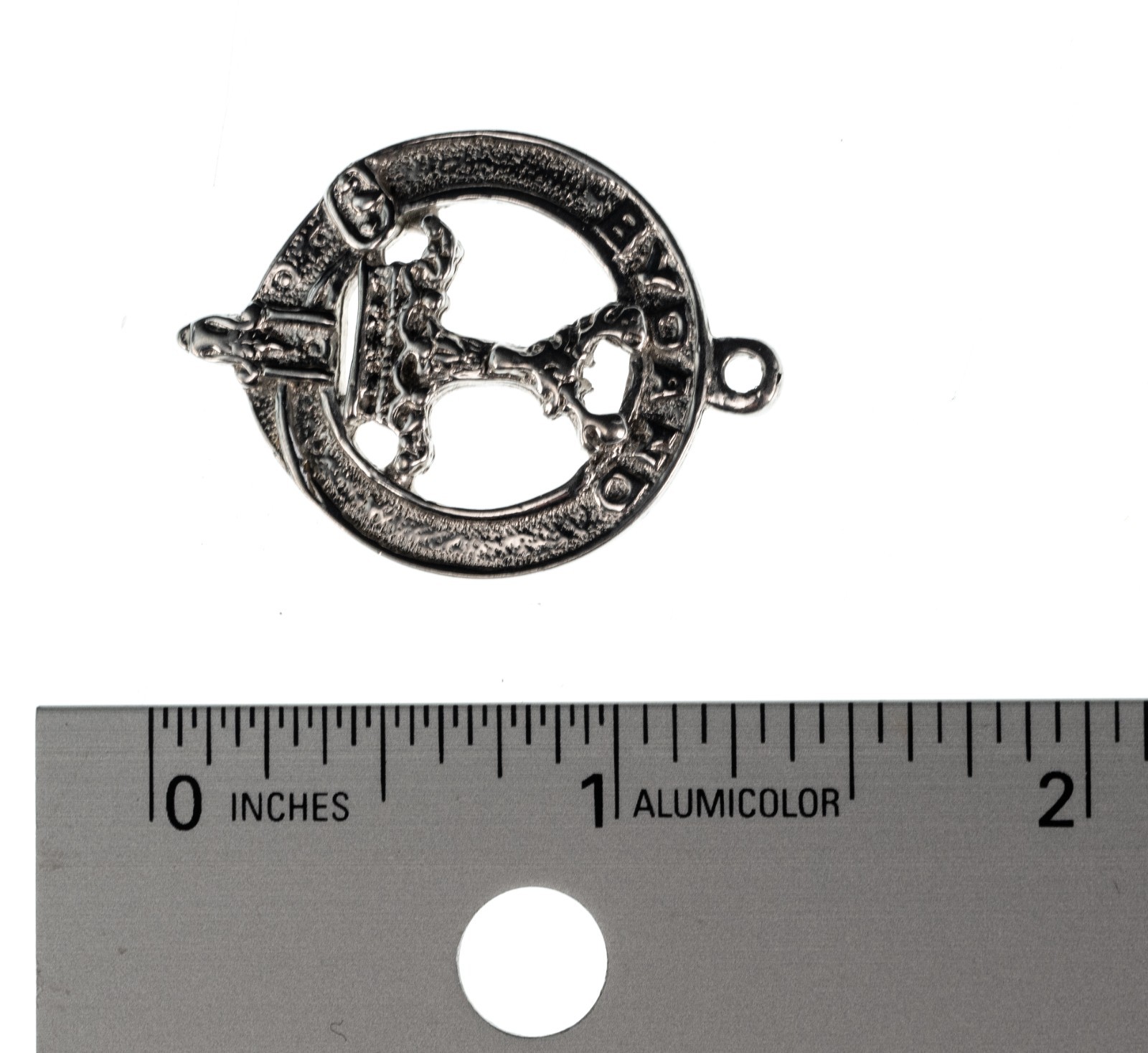 Metal Silver-Tone Scottish Clan Gordon Crest Pendant Bydand 6.5g 1.25in Used VG