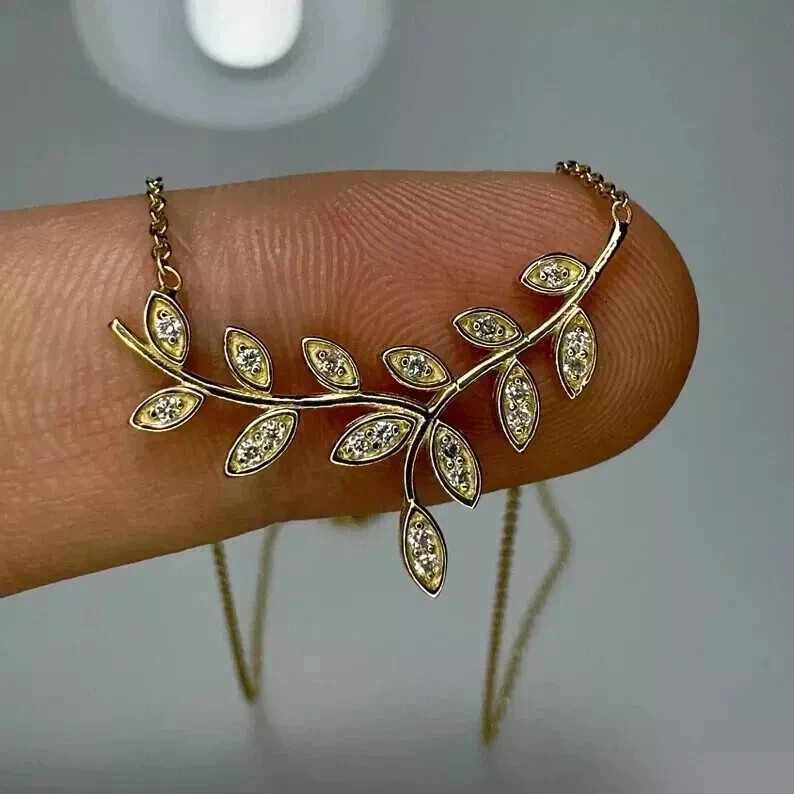 Gorgeous Necklace Pendant In Round Cut Simulated Diamond 14K Yellow Gold Plated
