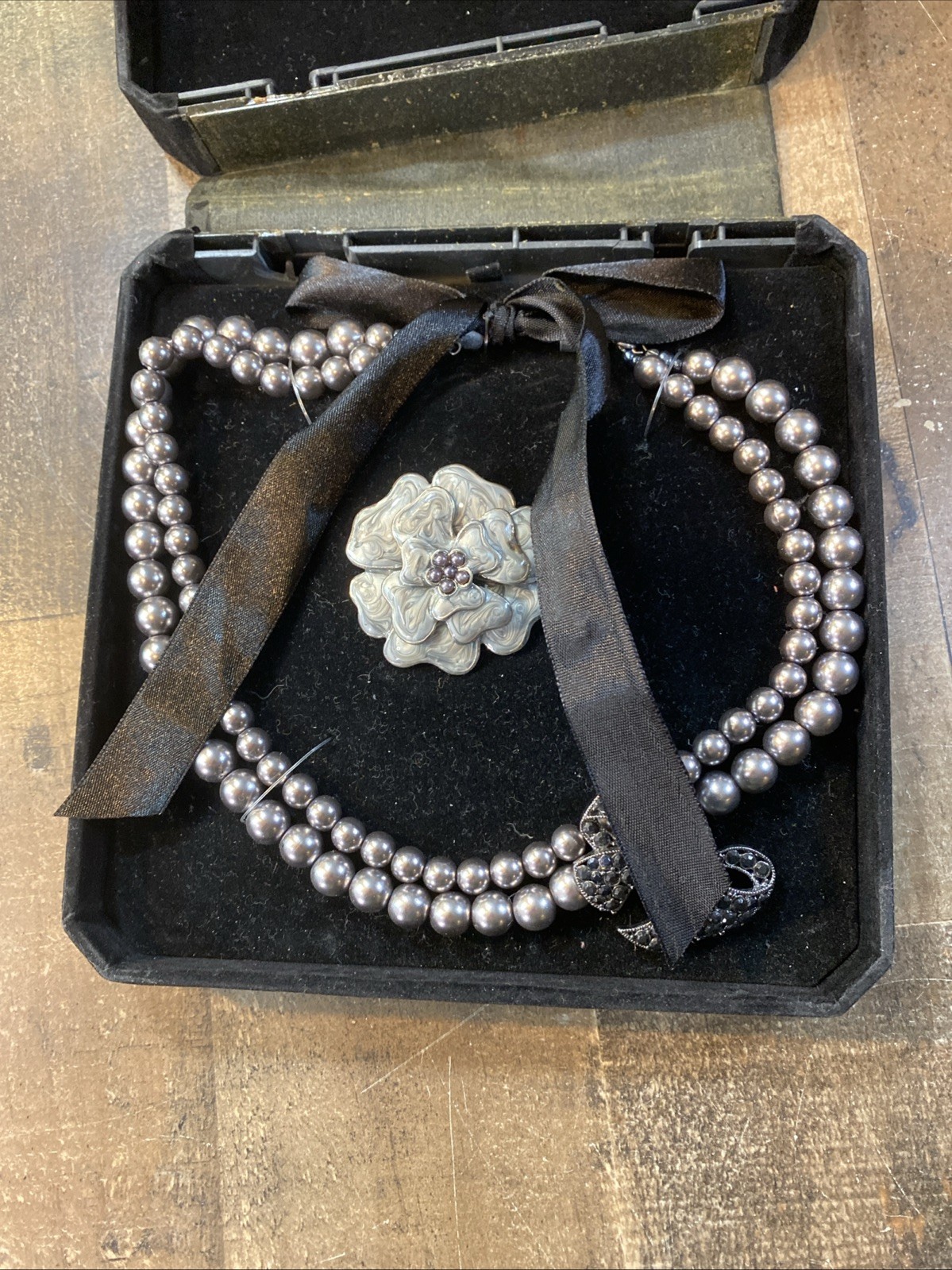 Vtg 80s Women’s Imitation Faux Pearl Rhinestone Necklace Ribbon Brooch Gray