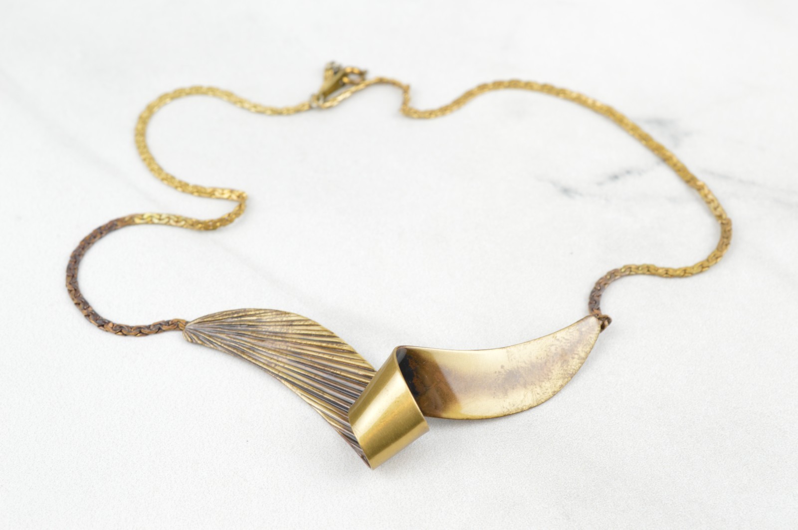 Vintage Gold Tone Wave Ribbon Link Choker Necklace Retro Sculptural 16″