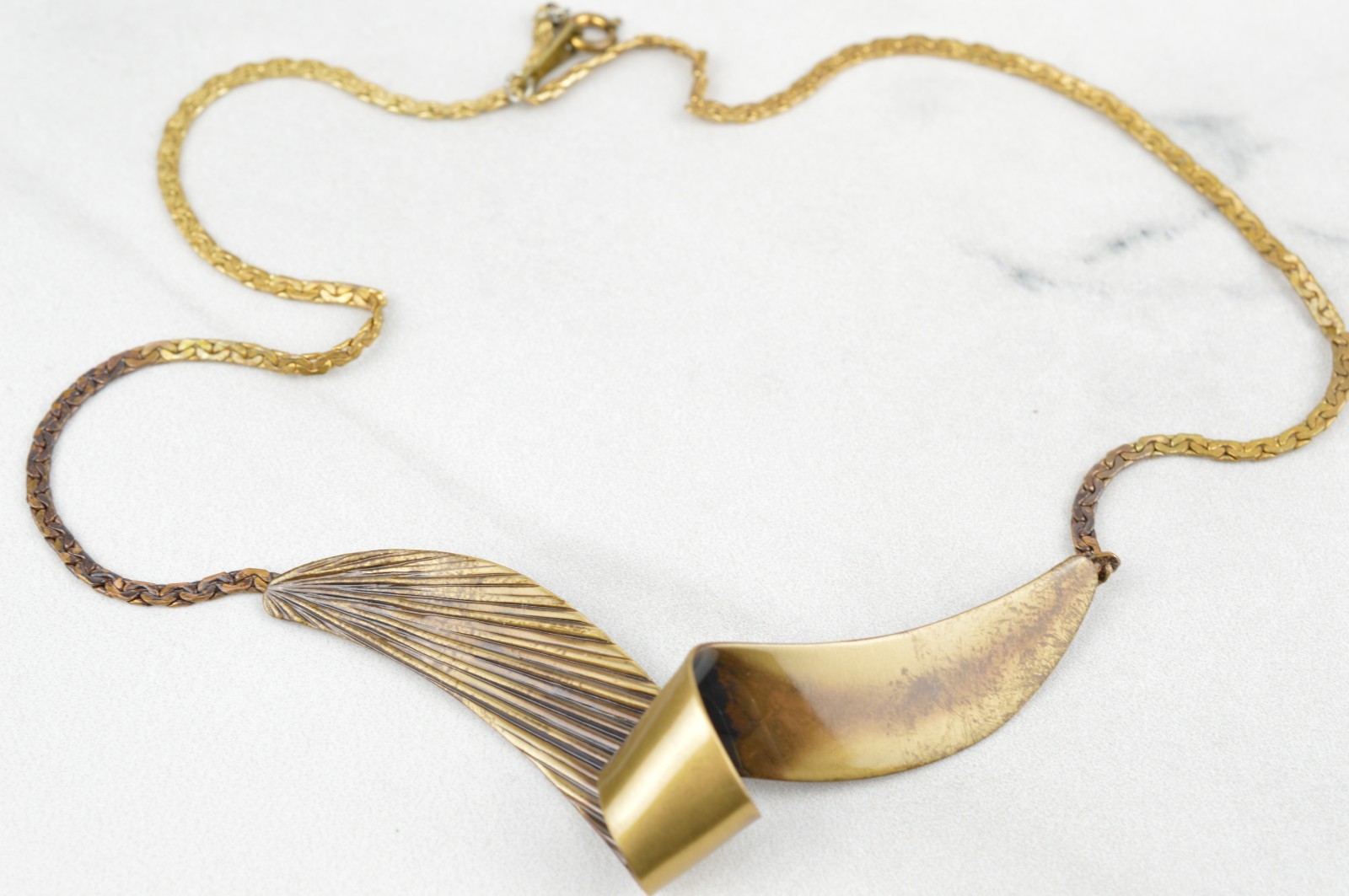 Vintage Gold Tone Wave Ribbon Link Choker Necklace Retro Sculptural 16″