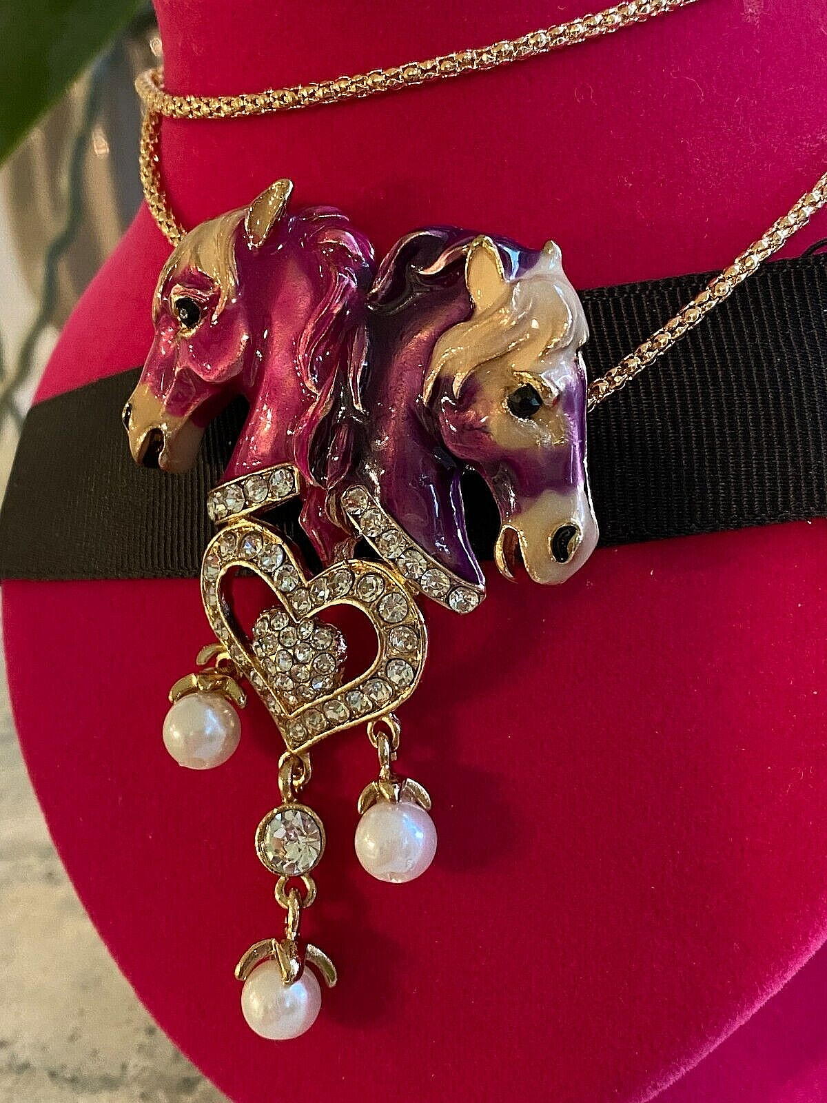 BETSEY JOHNSON PENDANT GOLD TWO ENAMELED HORSE HEADS HEART DANGLE PIN/PENDANT