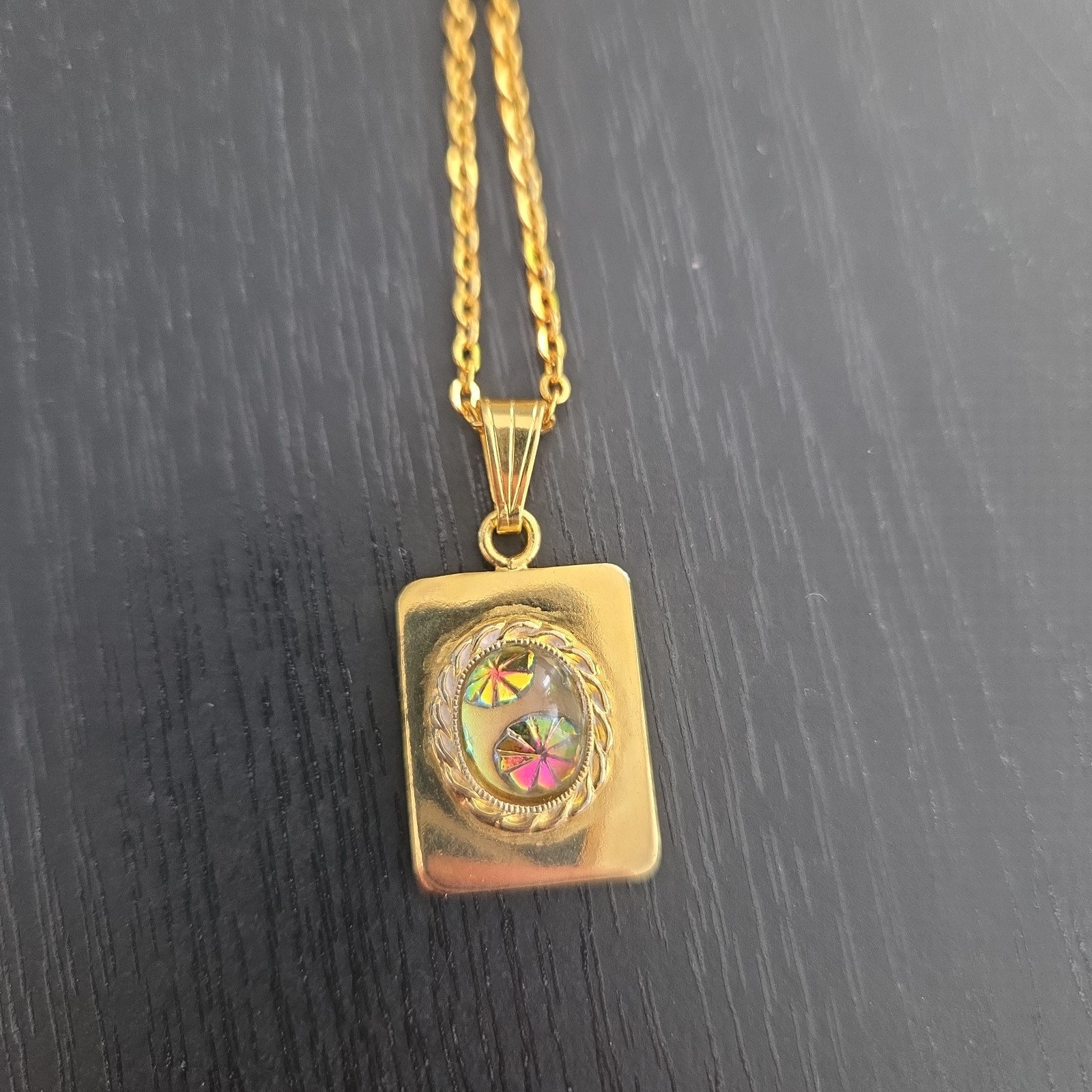 Unworn Vintage Faux Gold Holographic Abstract 20x16mm Pendant 50cm Necklace
