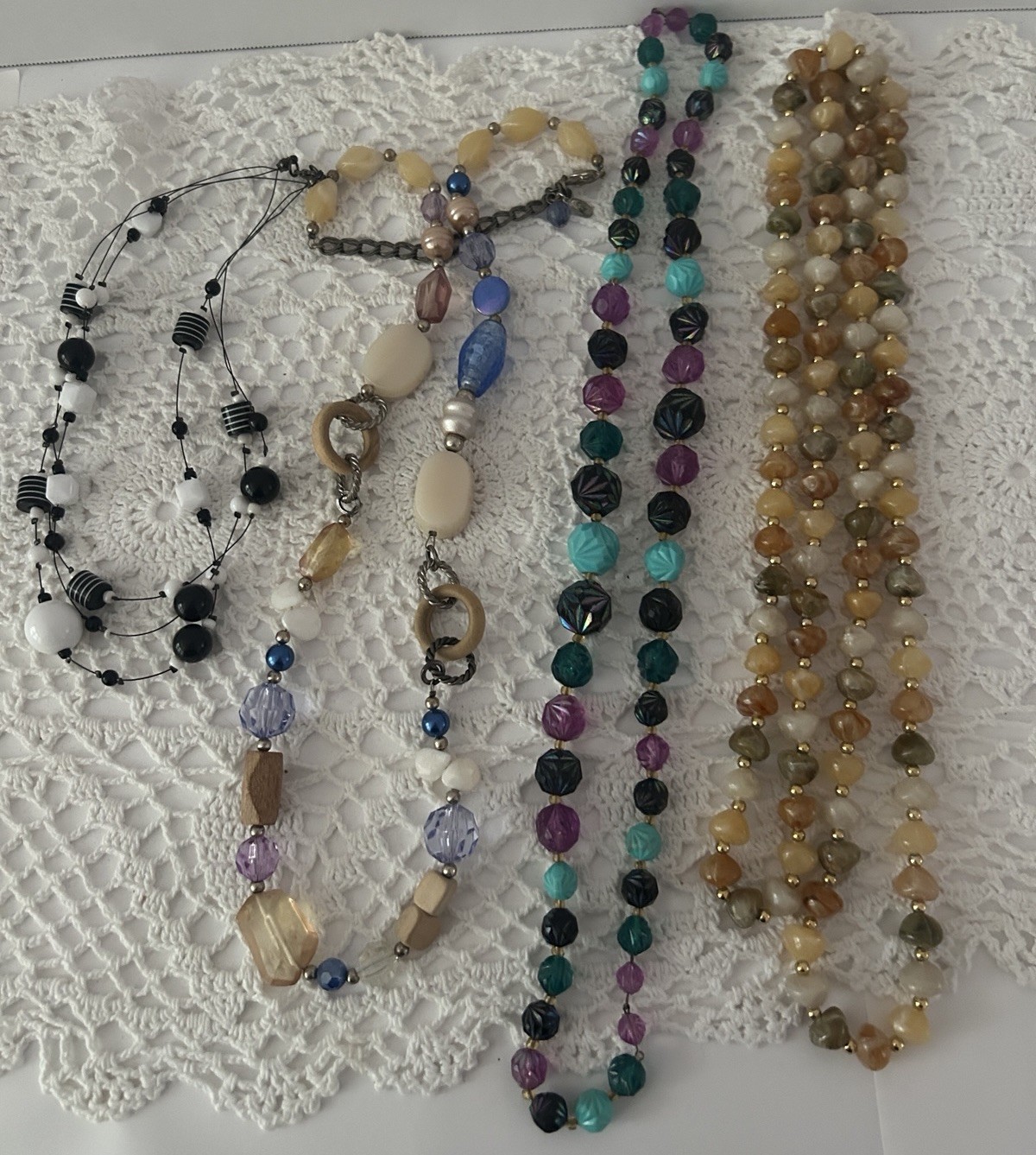 Lot of 4 beaded and multi-strand necklaces, various materials. Costume. Fashion.