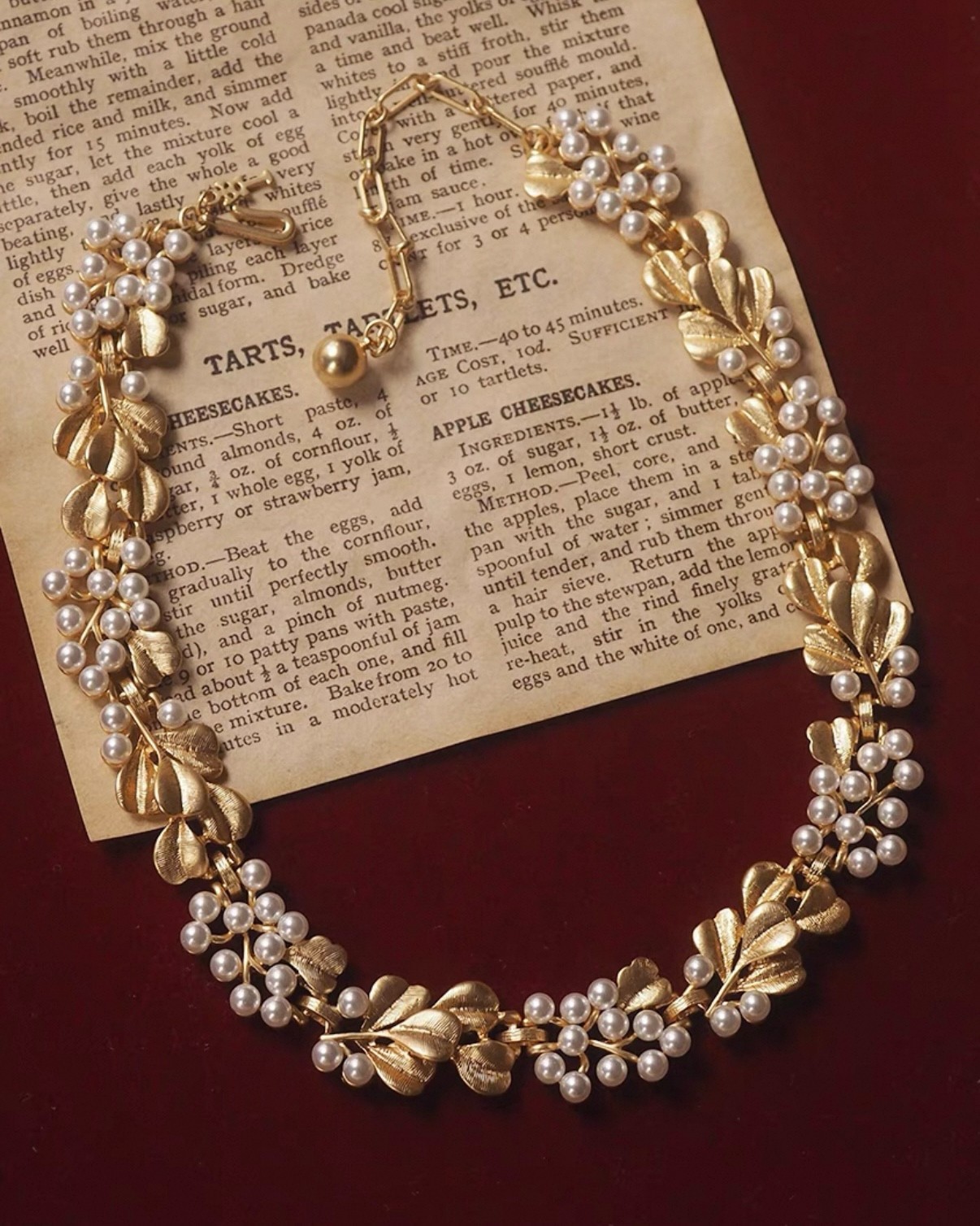 Vintage Style Gold Leaf Pearl Necklace – Elegant Statement Jewelry
